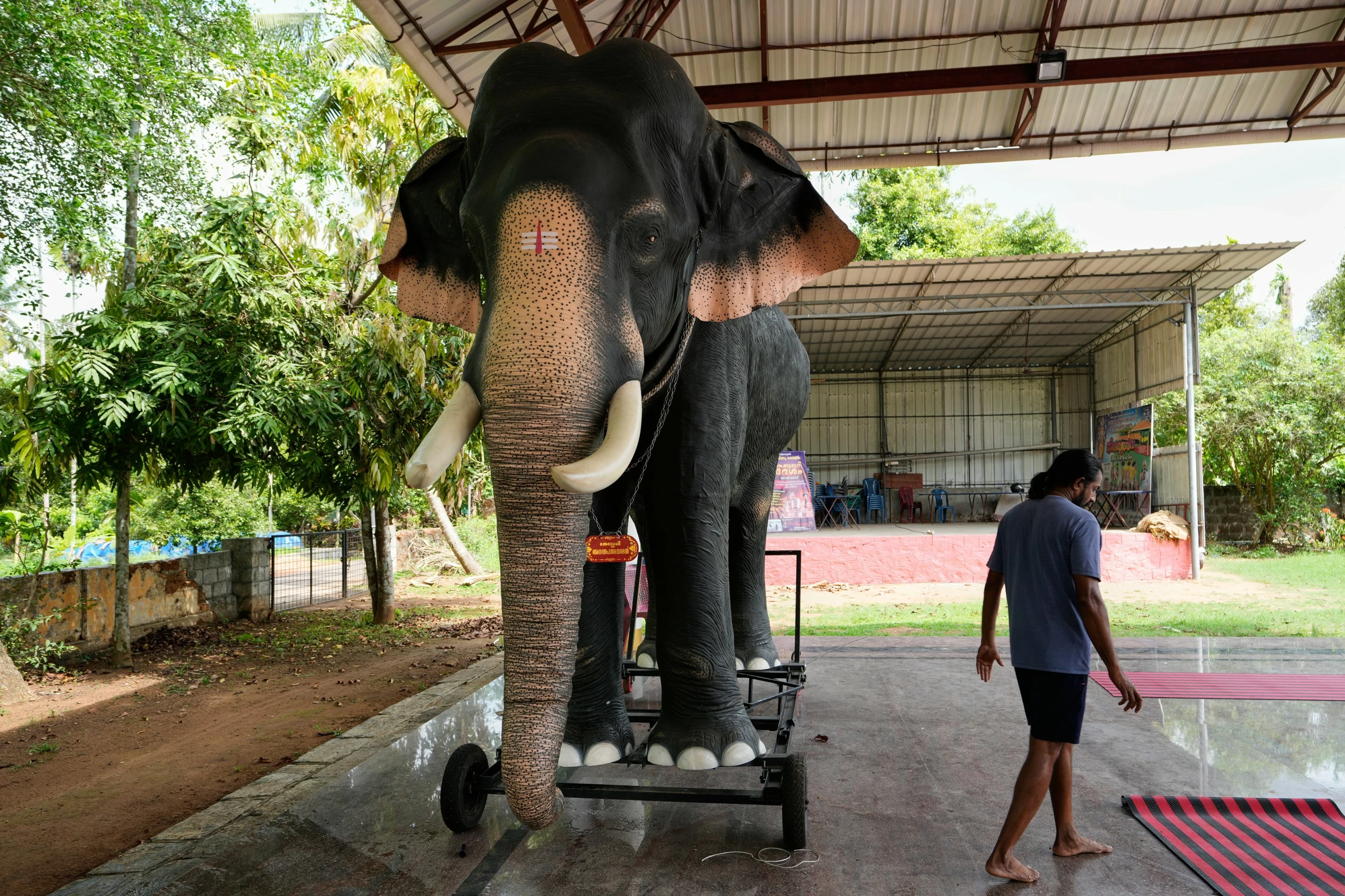 Roboterelefanten ziehen in einigen indischen Hindu-Tempeln Menschenmengen ...