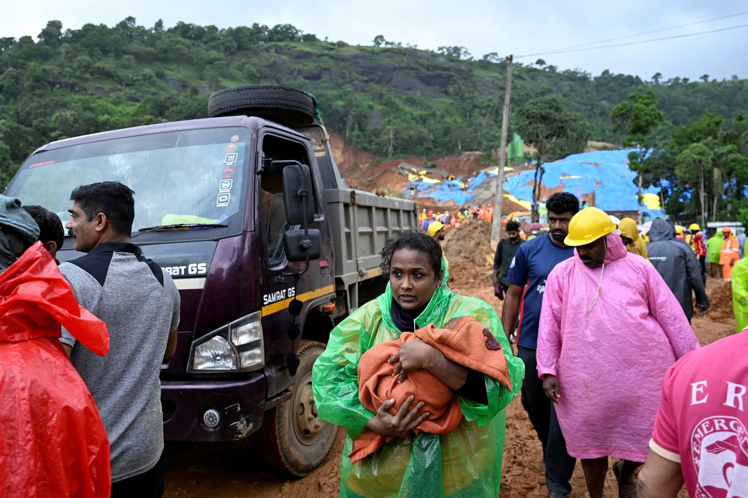 5 killed in Kerala mudslide, rescuers search for missing people