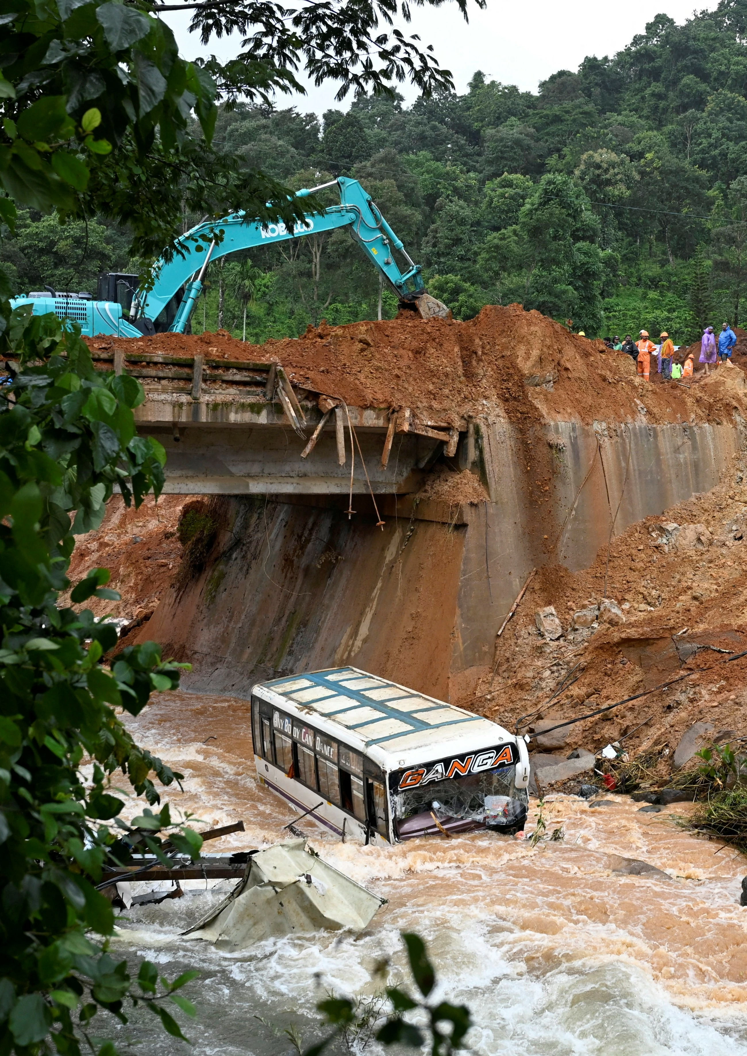 5 killed in Kerala mudslide, rescuers search for missing people