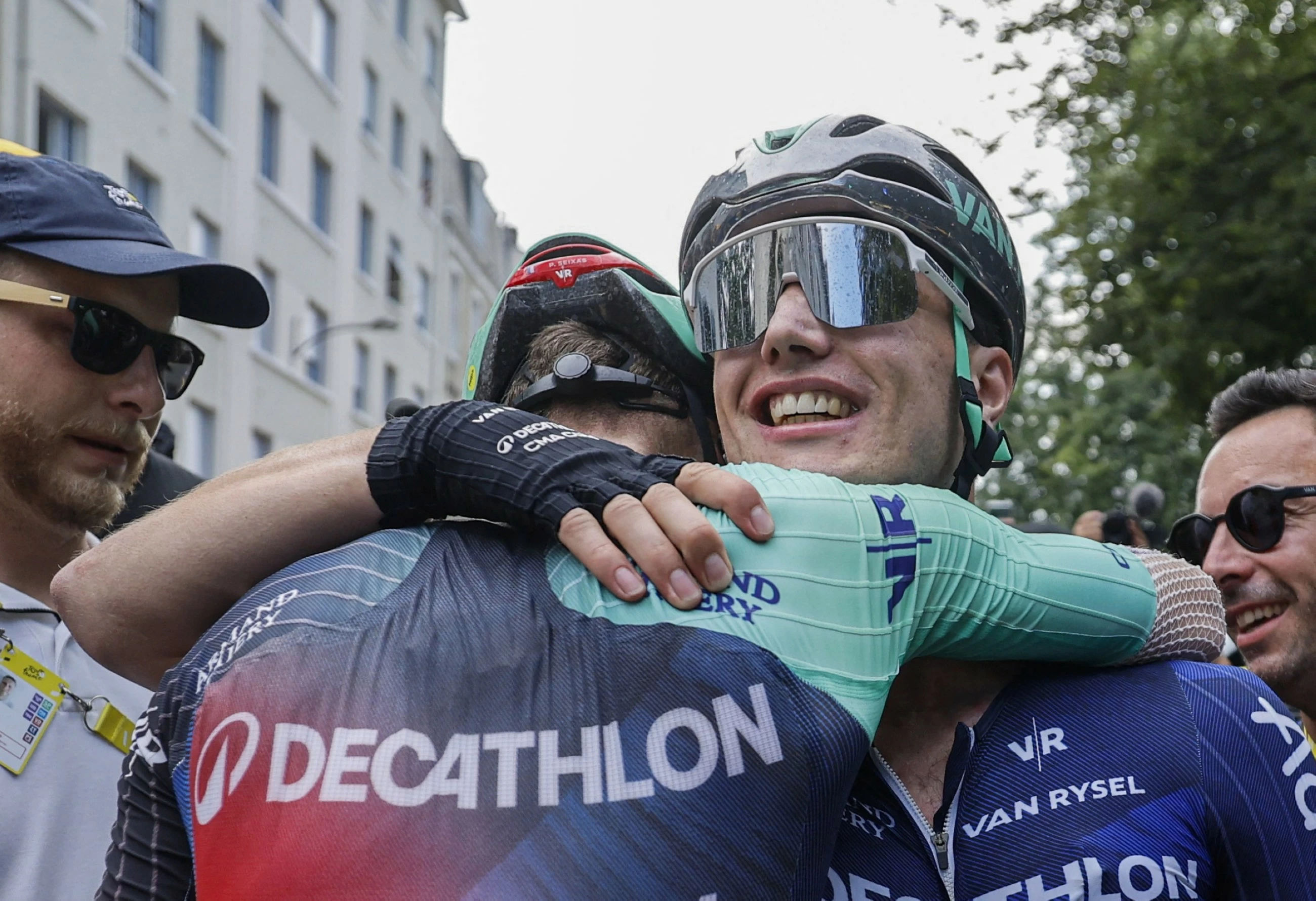 Unbelievable' Kooij wins Tour de France 5th stage in chaotic sprint finish