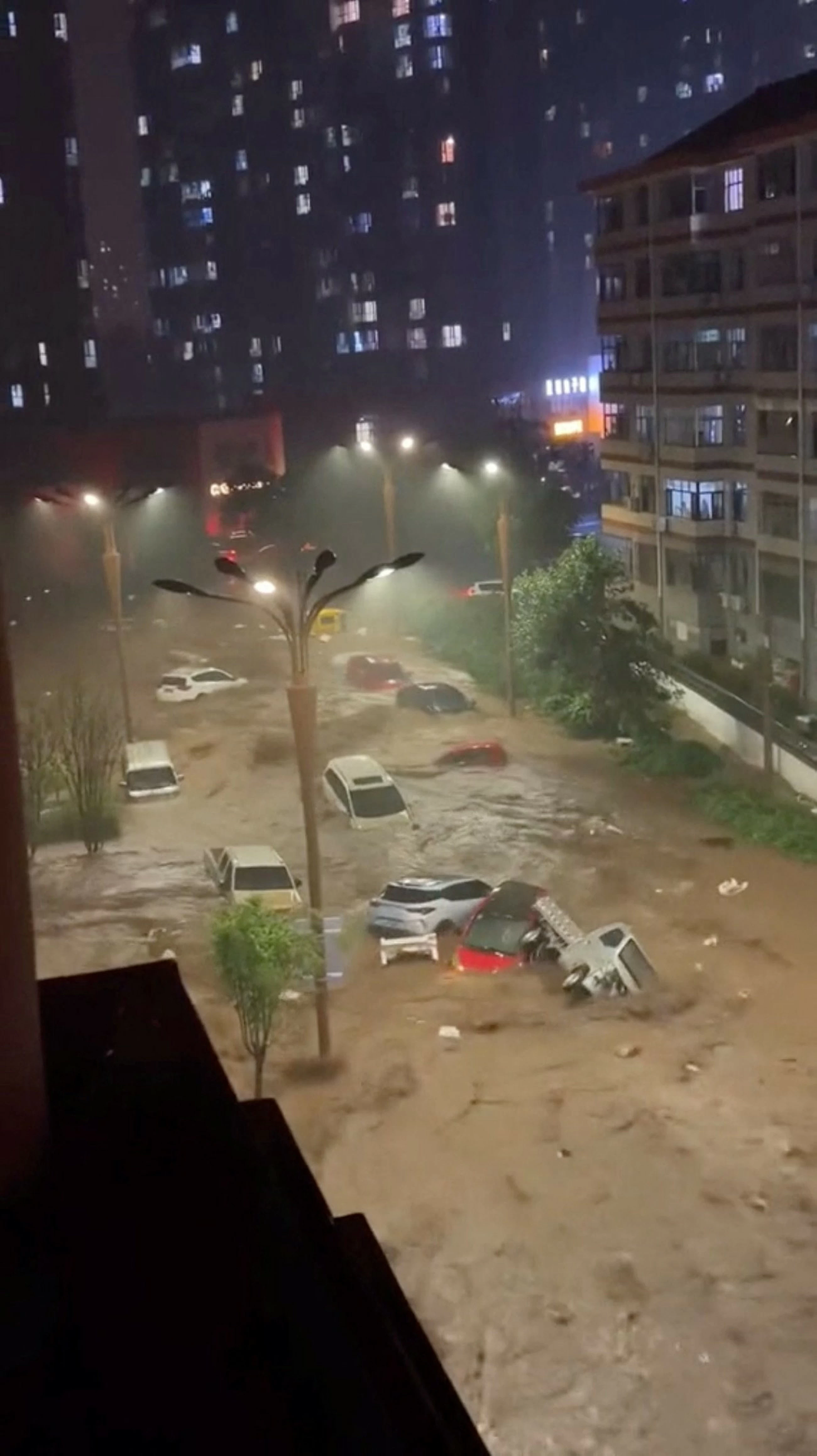 Heavy floods submerge roads, vehicles in northern China