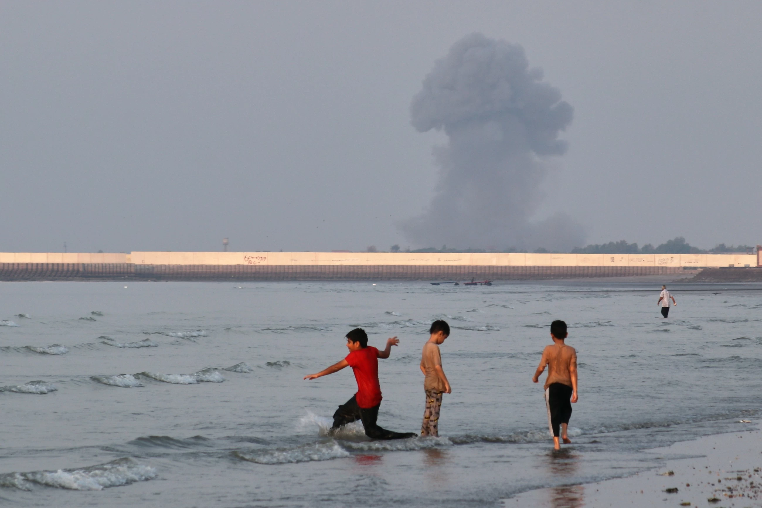 Iran widens attacks on US bases in Gulf, Hormuz tensions lift oil prices