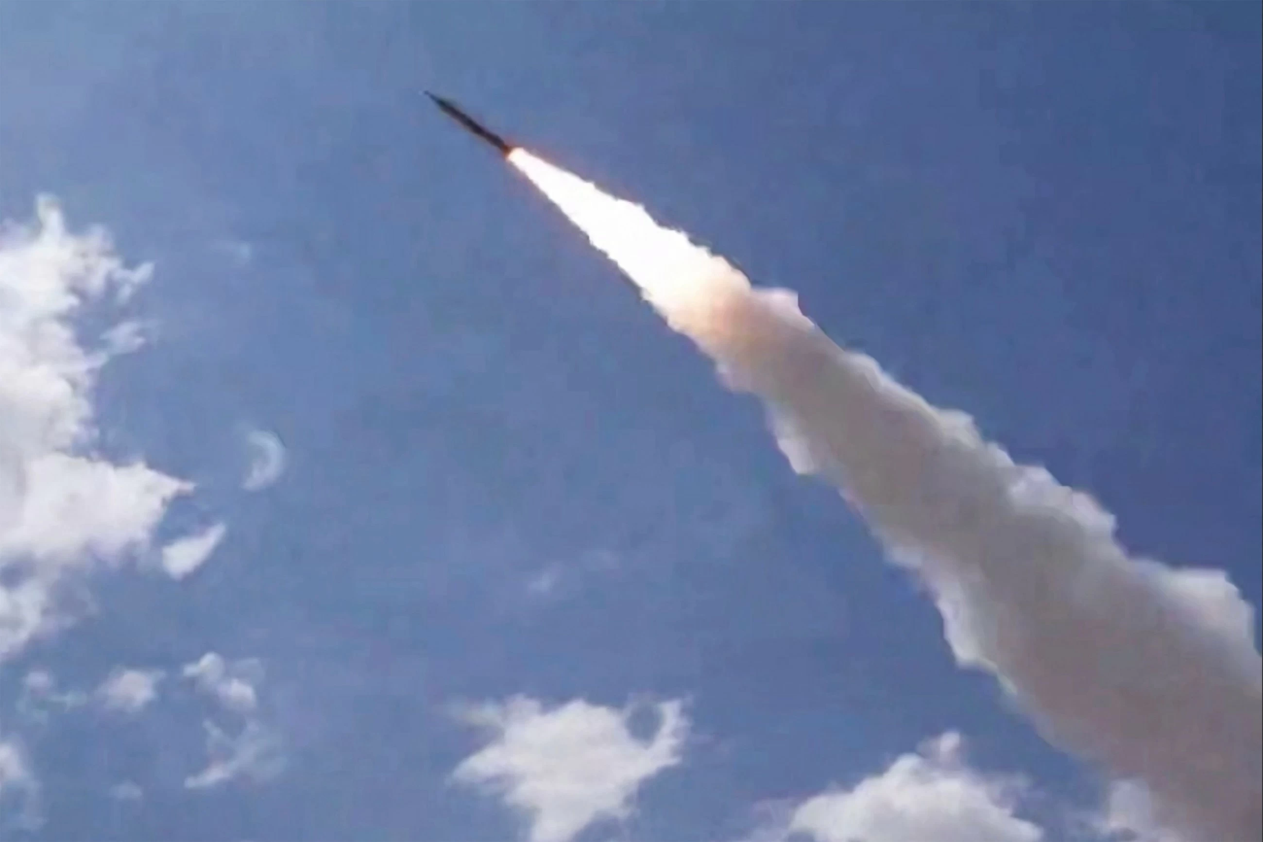 Iran renews attacks on Gulf states after another night of US strikes