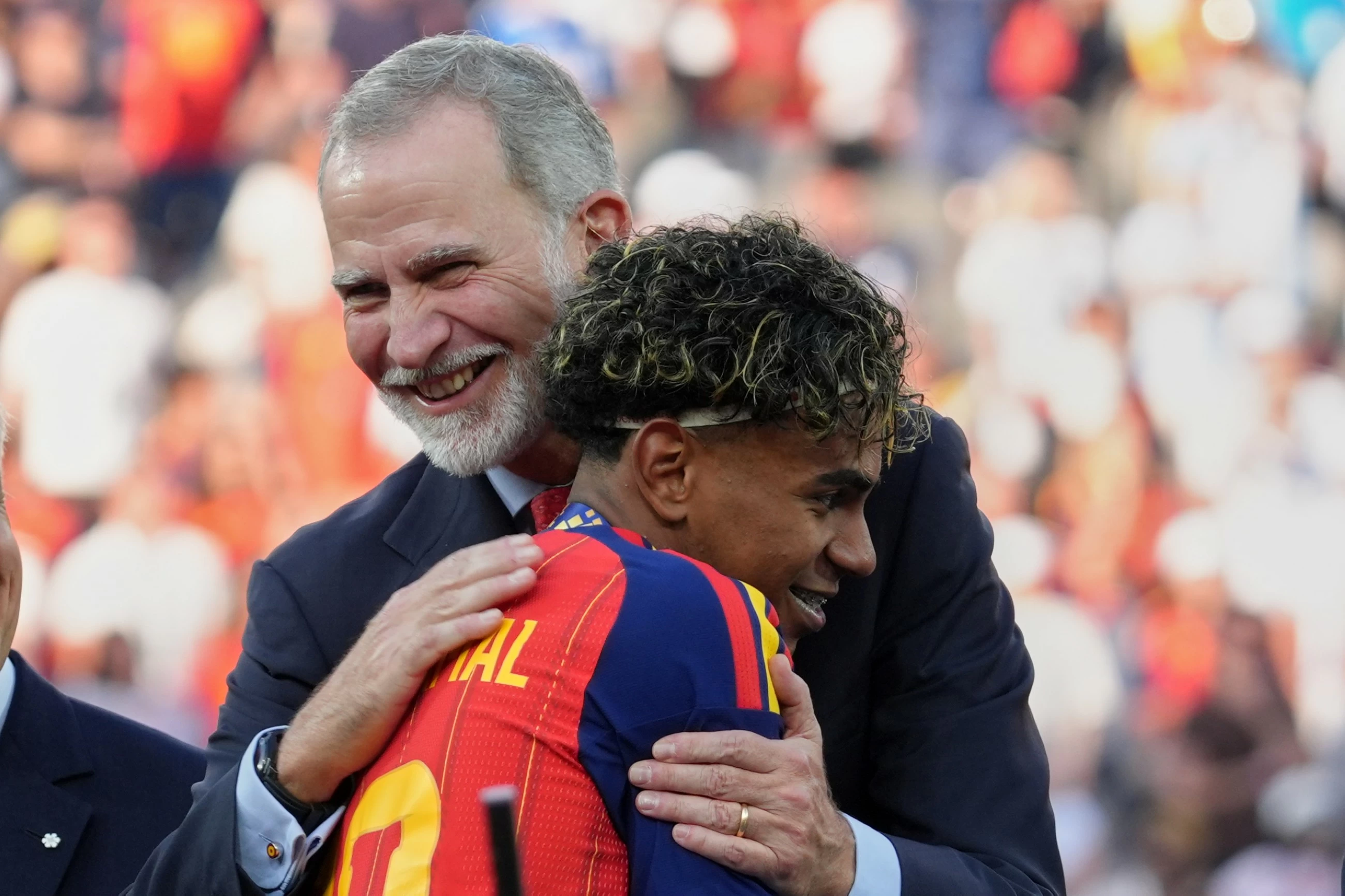 Spanish king hails World Cup heroes as celebration tour begins