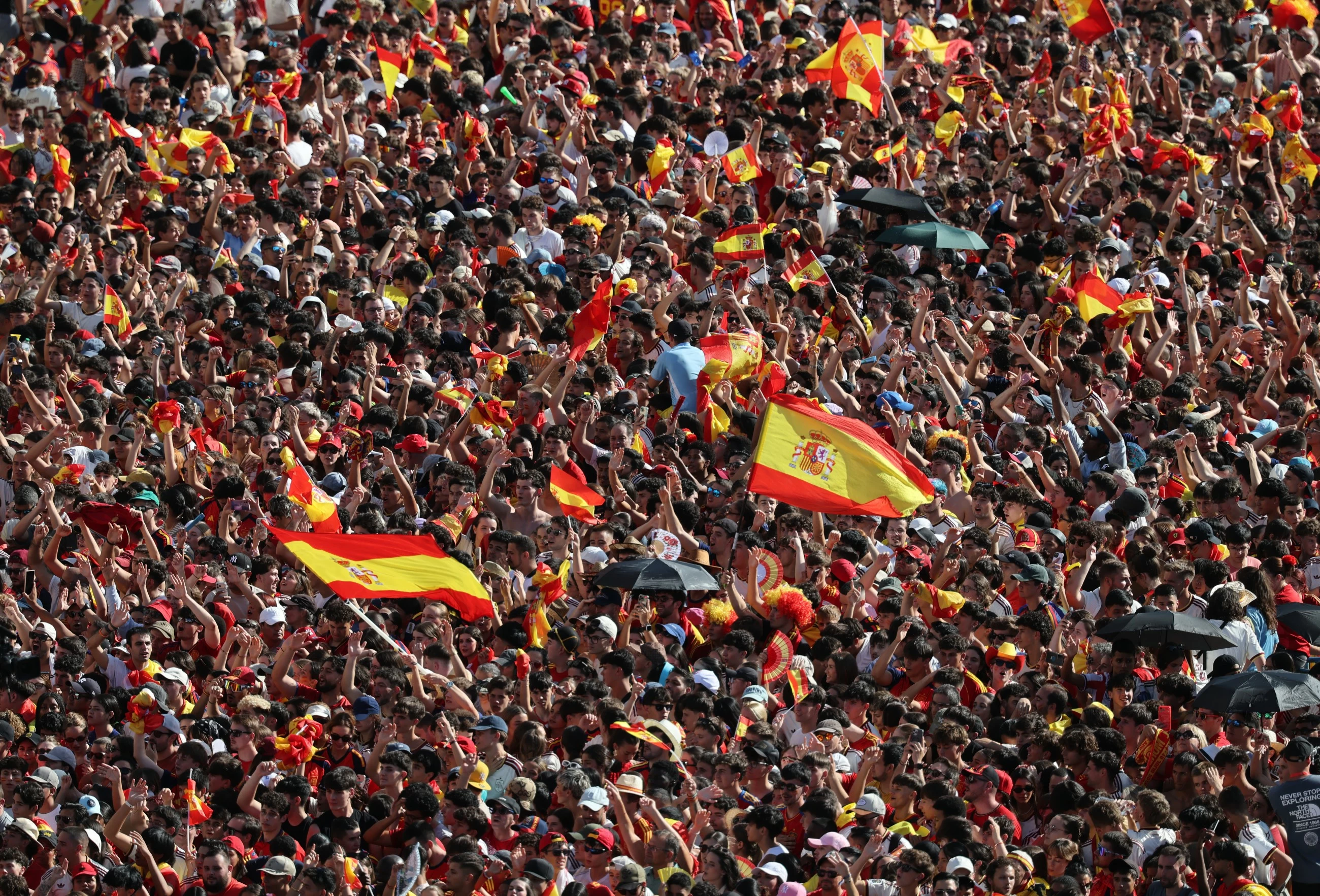 Spanish king hails World Cup heroes as celebration tour begins
