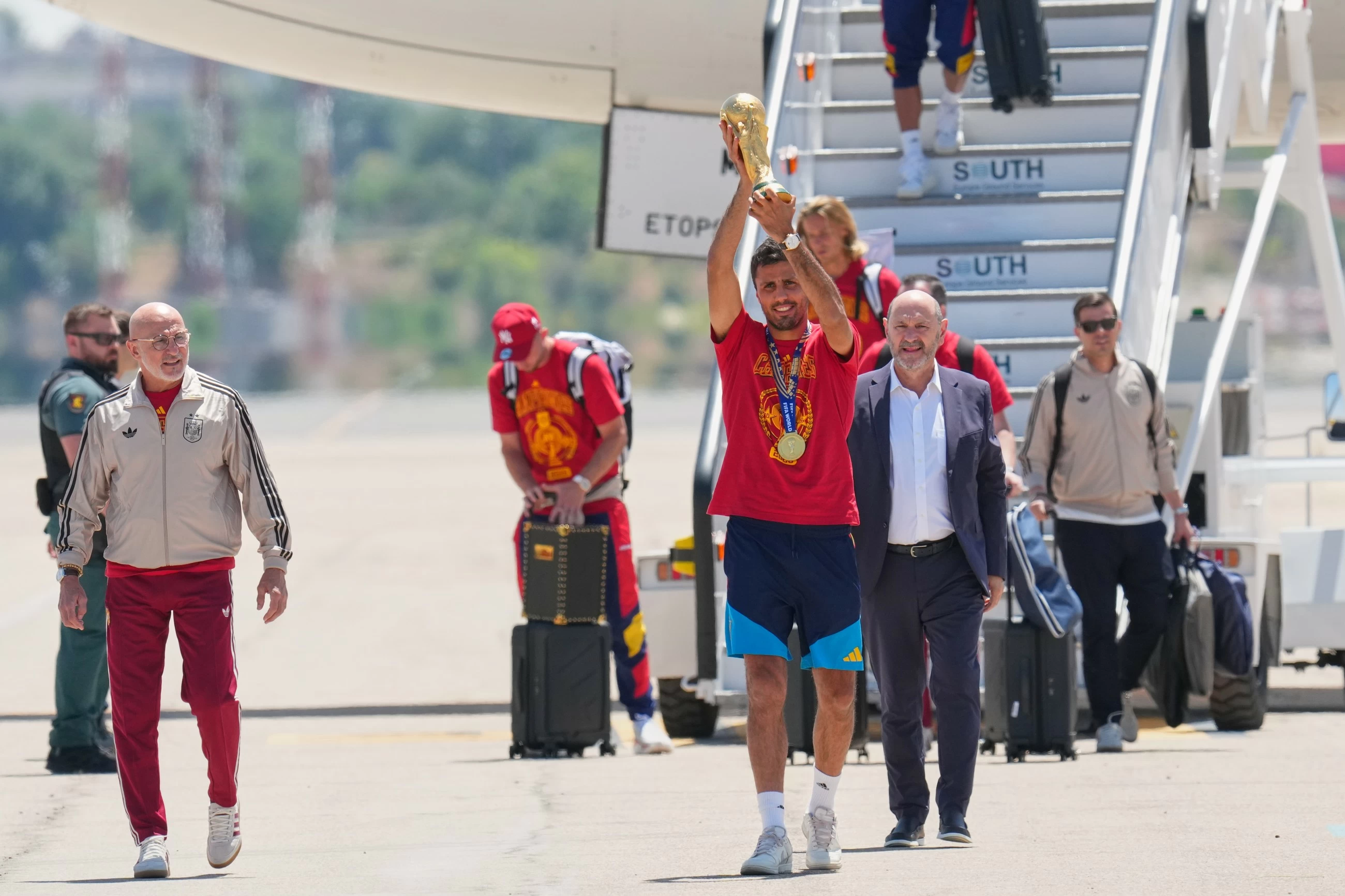 Spanish king hails World Cup heroes as celebration tour begins