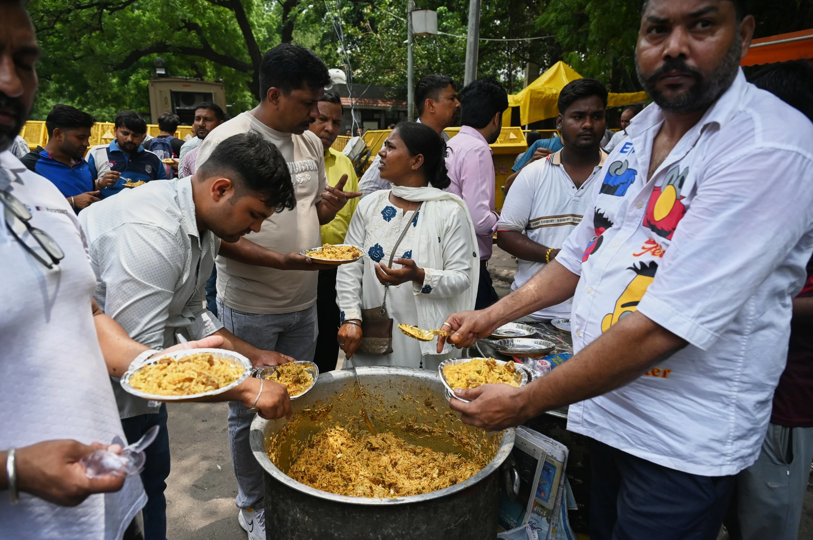 Supporters across India send food via delivery apps to sustain the 'Cockroach' protest