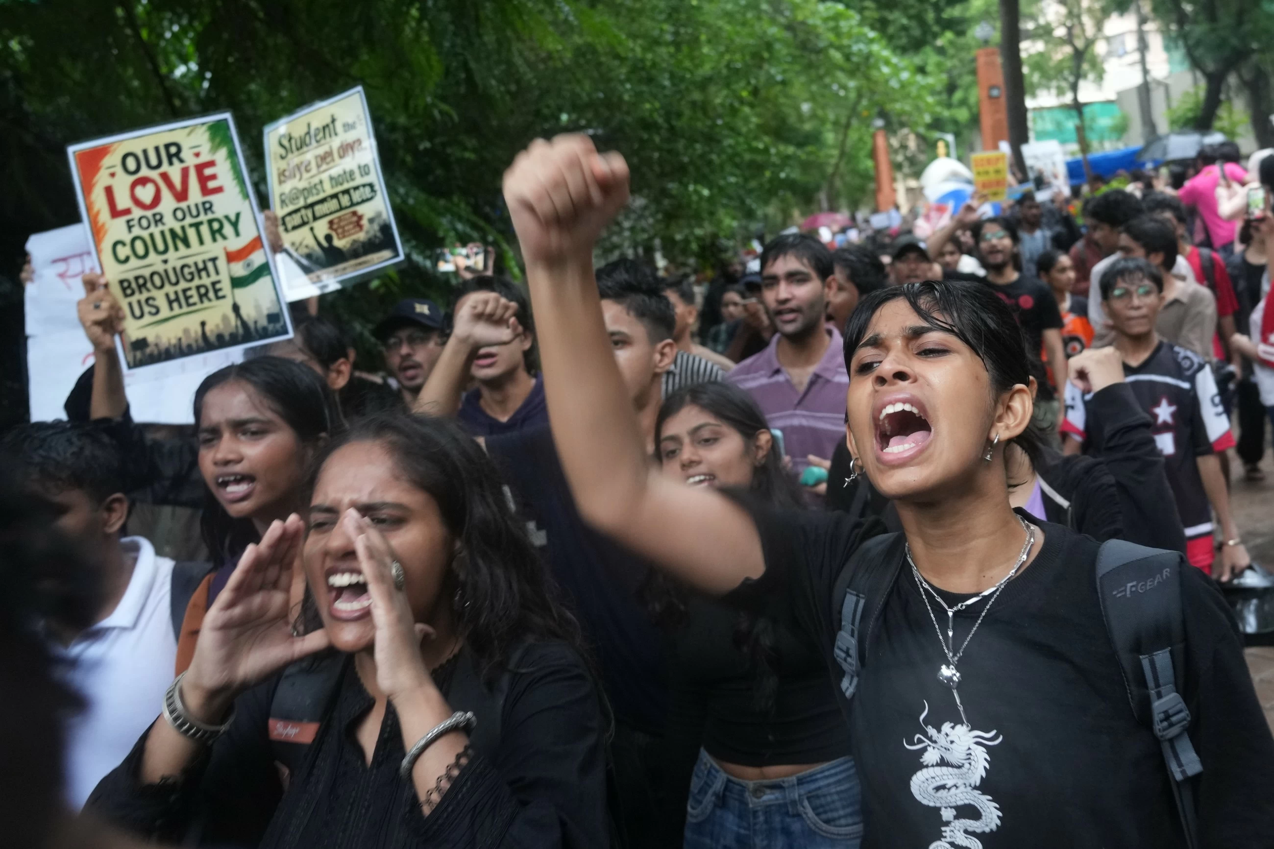 Supporters across India send food via delivery apps to sustain the 'Cockroach' protest