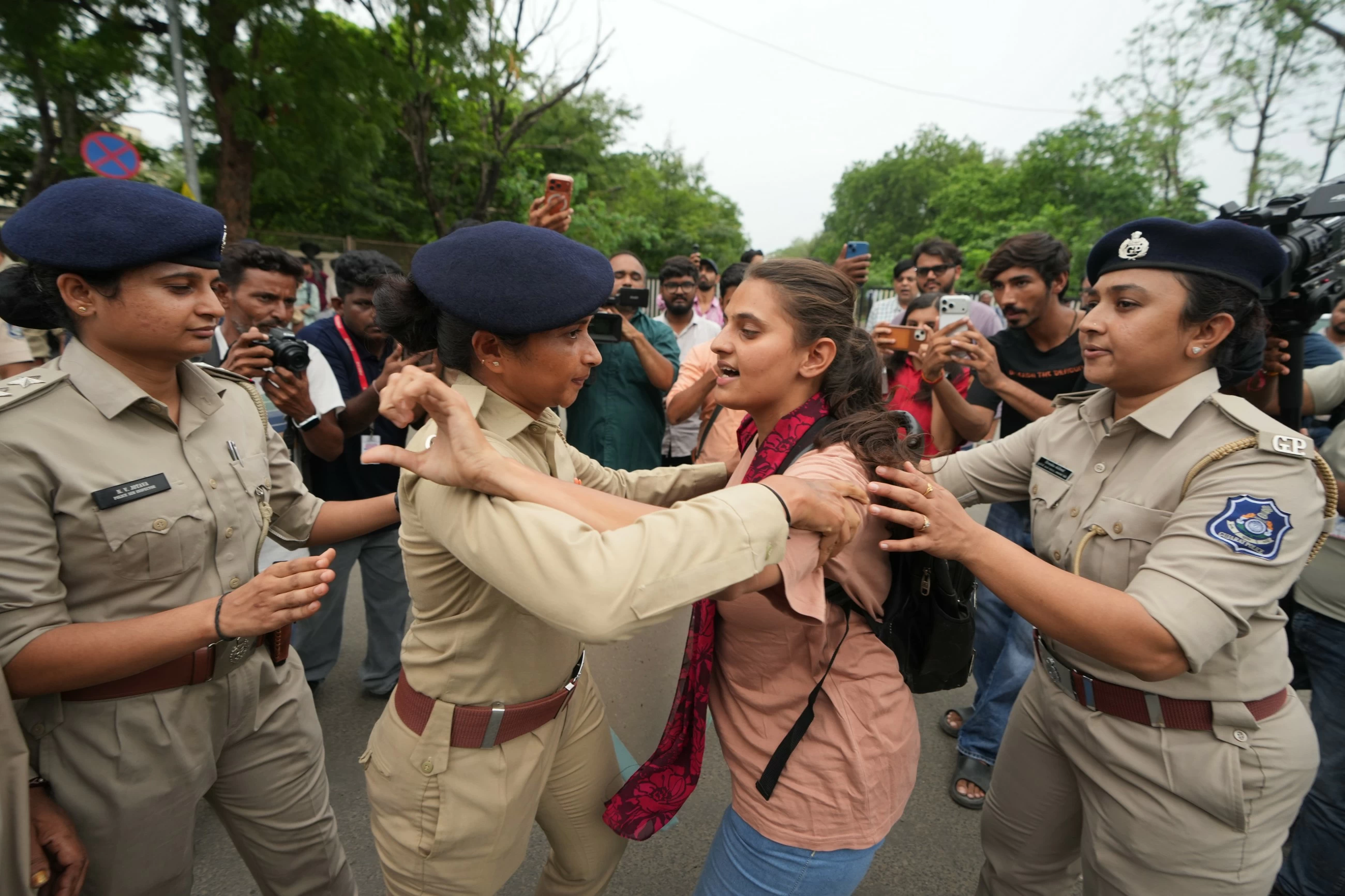 Supporters across India send food via delivery apps to sustain the 'Cockroach' protest
