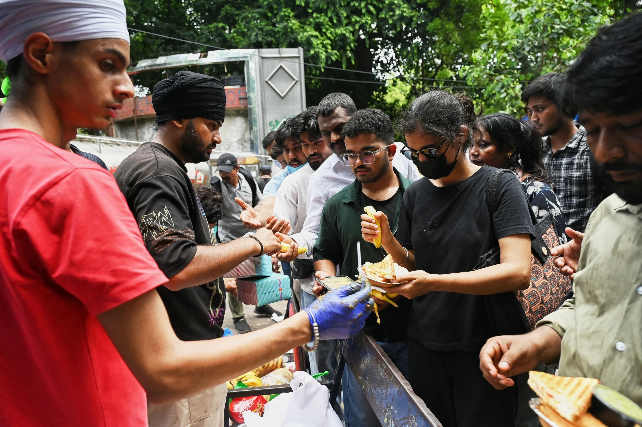 Supporters across India send food via delivery apps to sustain the 'Cockroach' protest