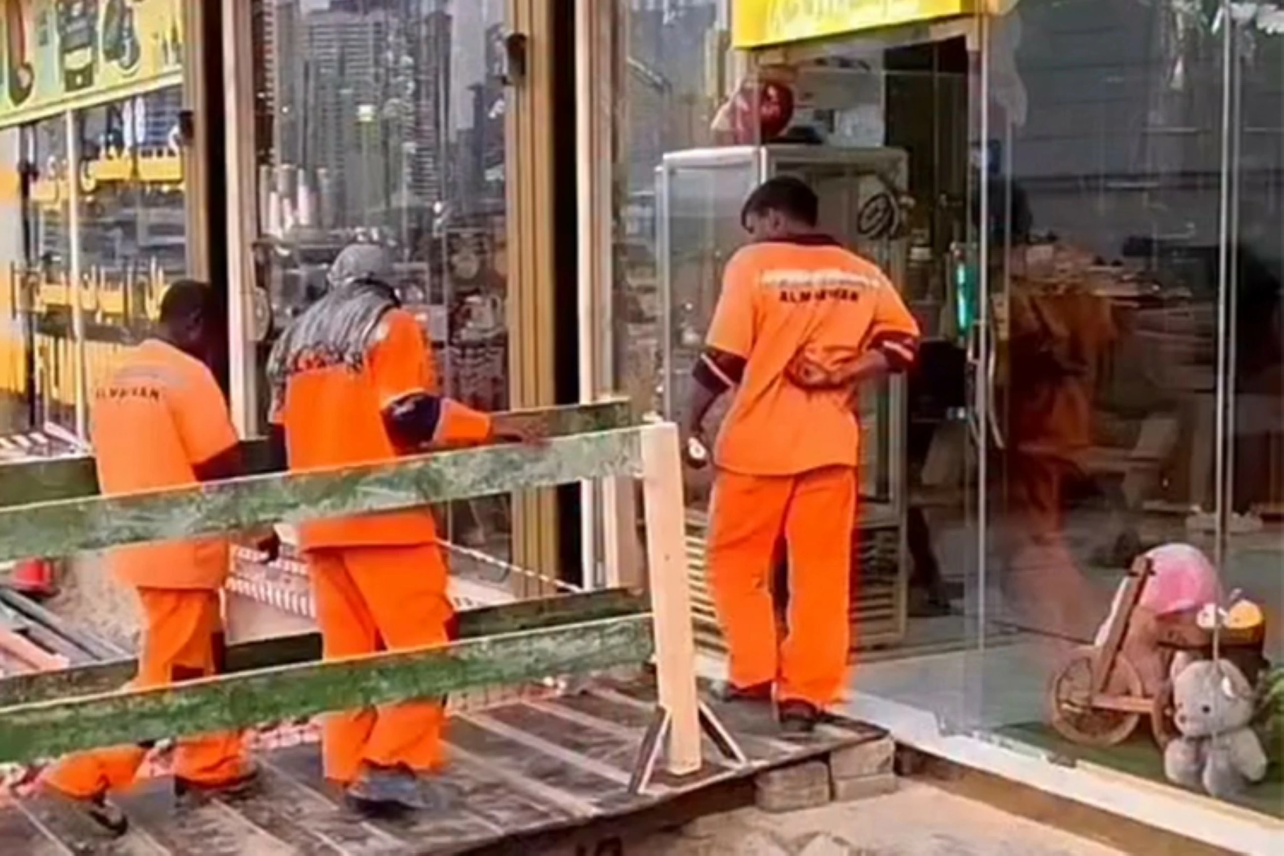 Sharjah cafe wins hearts by serving free slushies to workers in summer heat