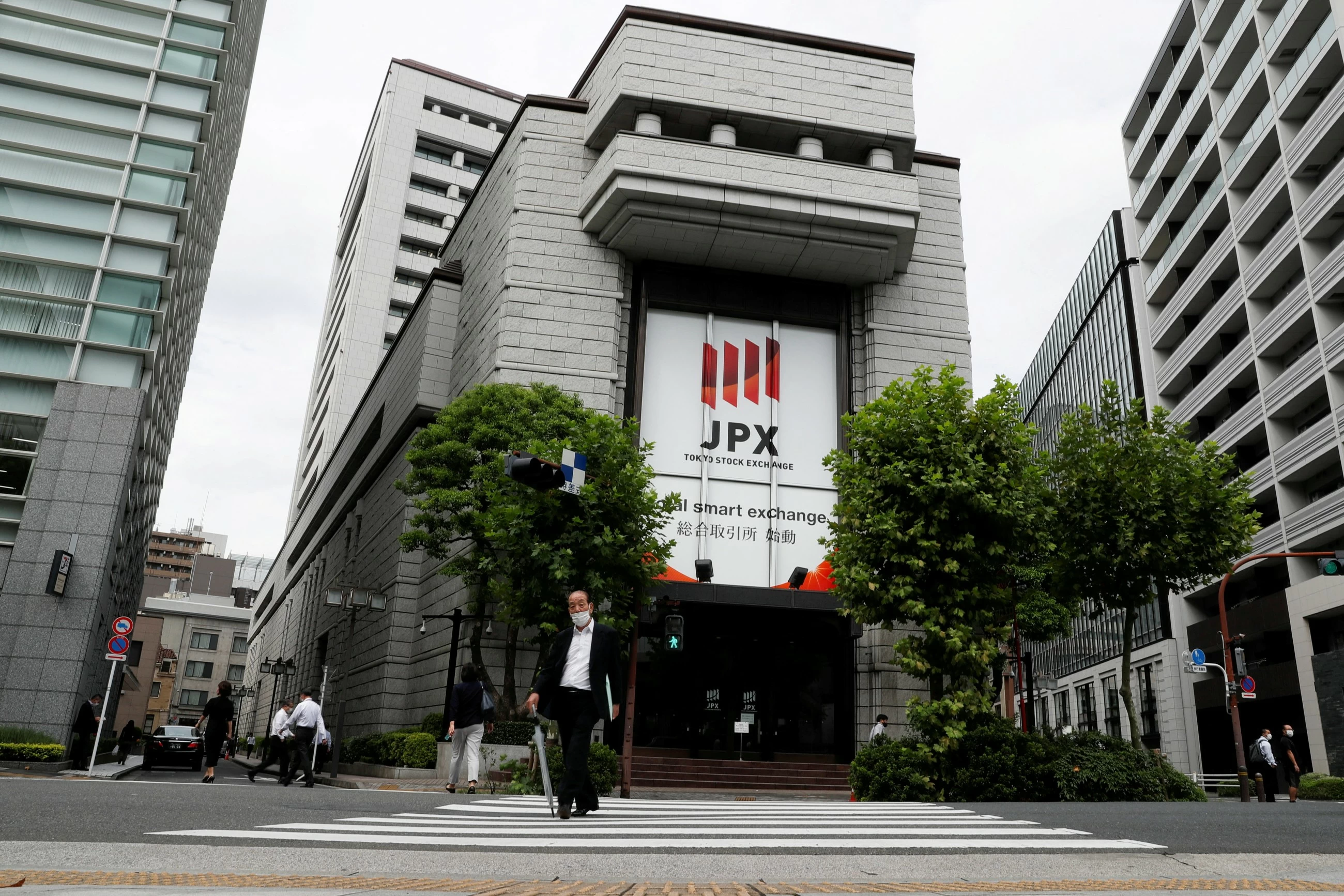 Asia shares fall on tech pullback, oil stable as Iran talks stay in focus