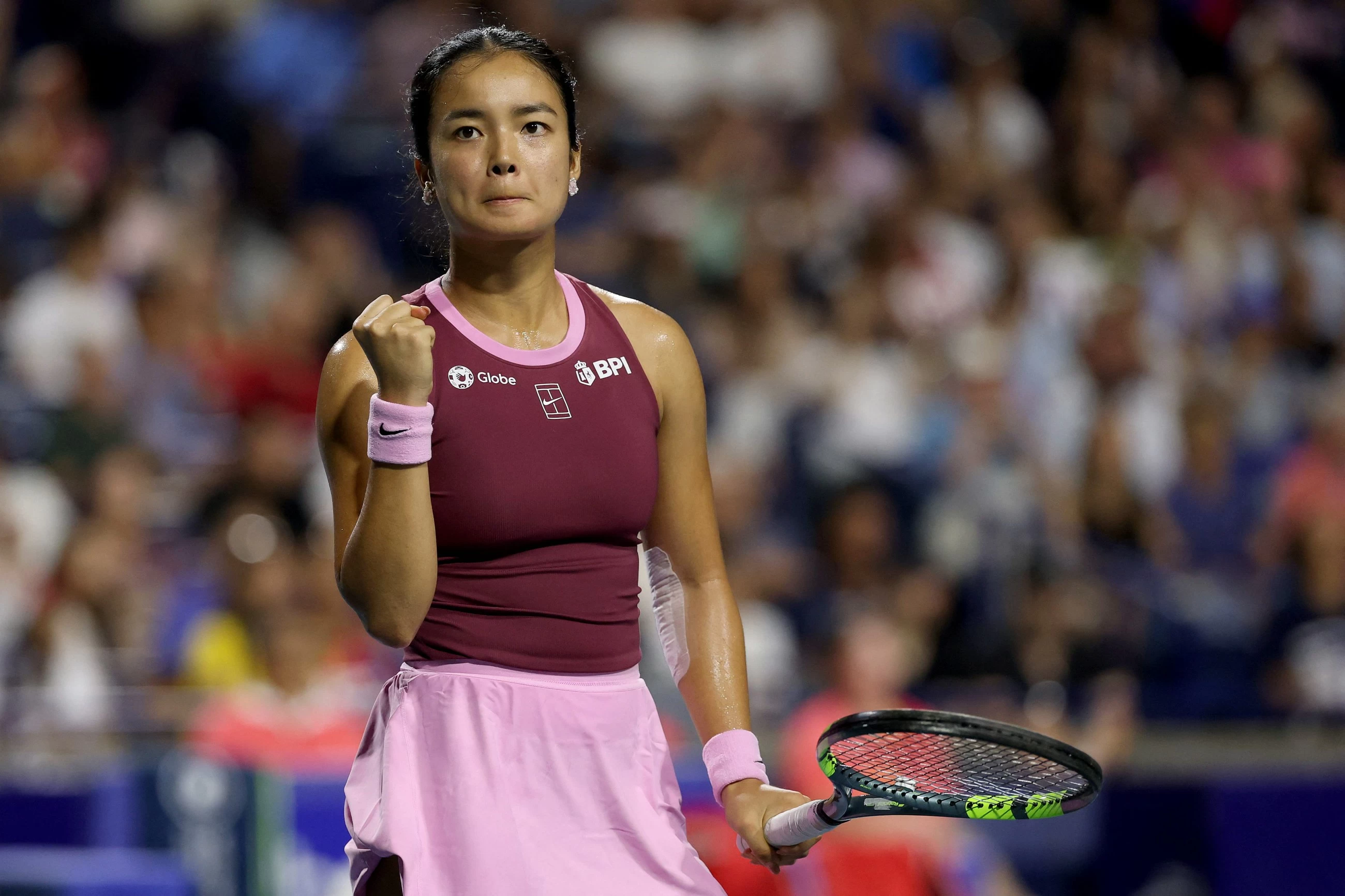 Rybakina advances while Andreeva exits at Toronto