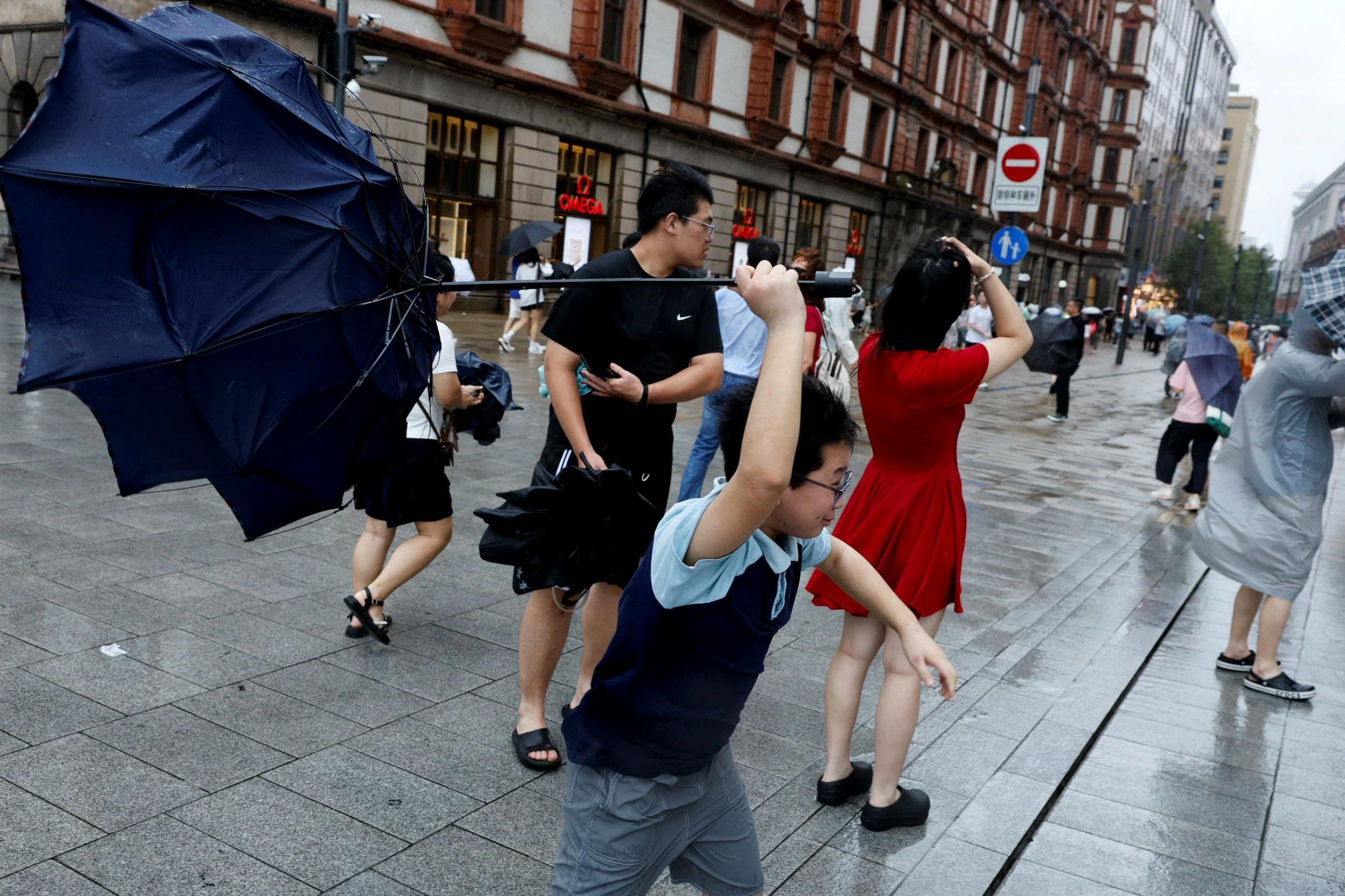 Typhoon Dolphin Hits China's Eastern Coast, Canceling 1,300 Flights in Shanghai