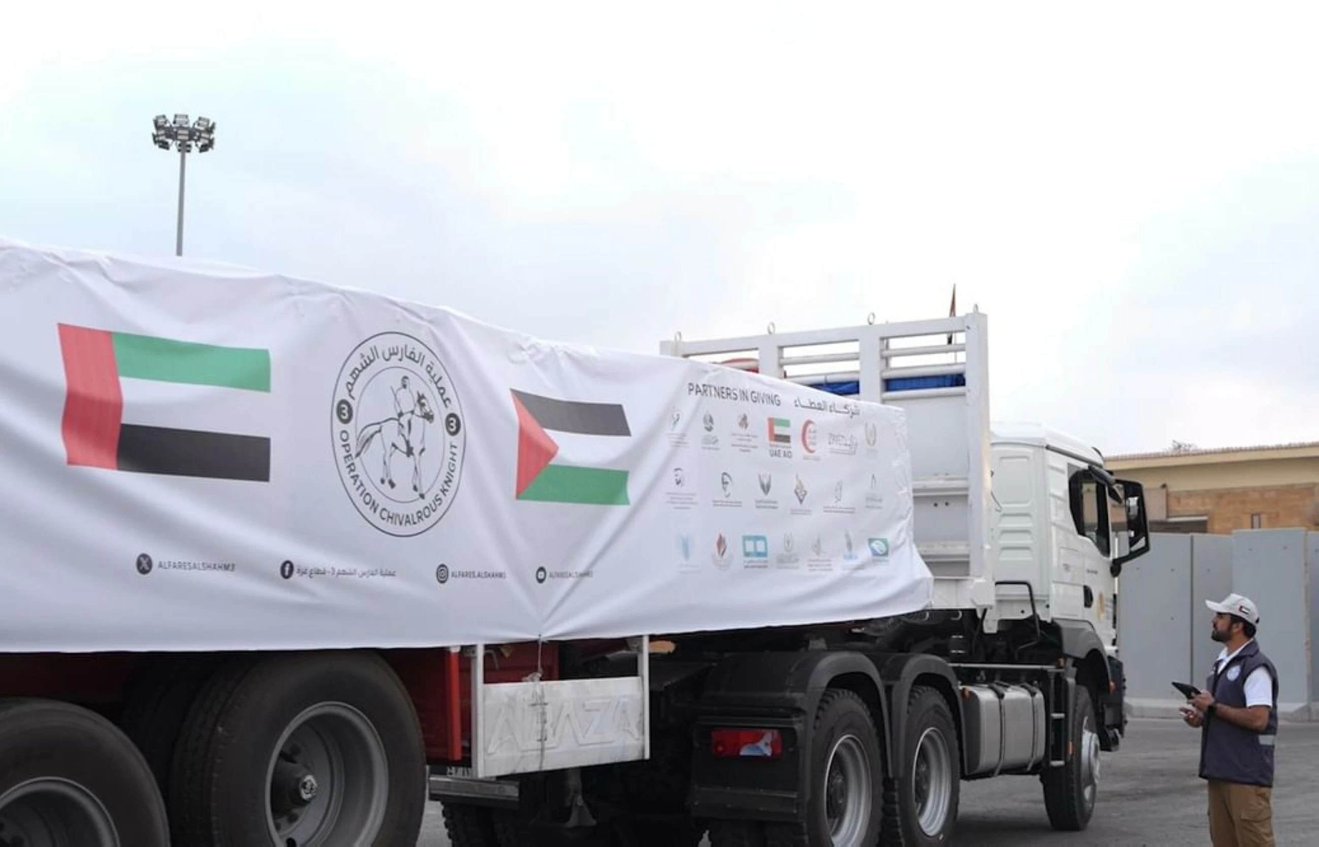 Five UAE aid convoys carrying 663 tonnes of humanitarian supplies enter Gaza Strip