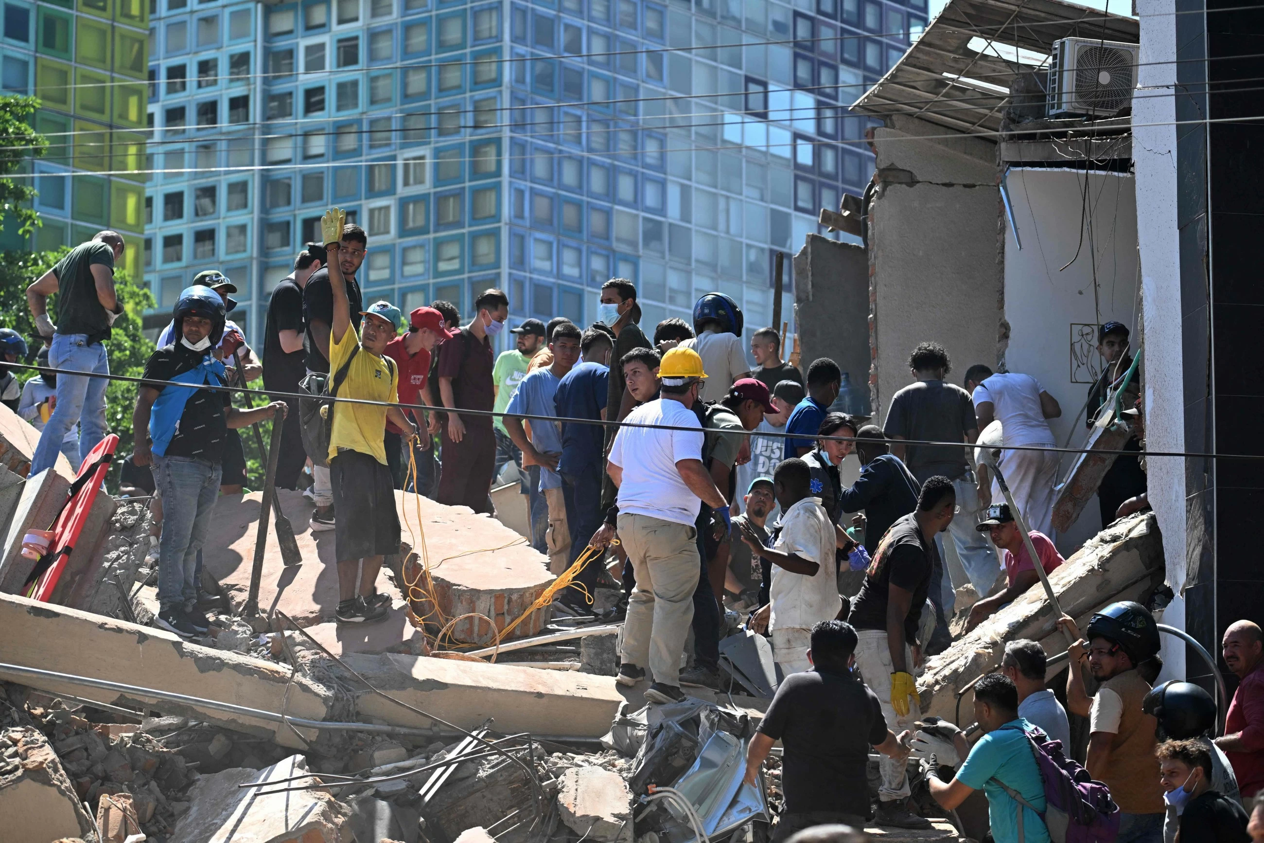 VIDEO: At least 82 killed after powerful earthquake hits western Colombia