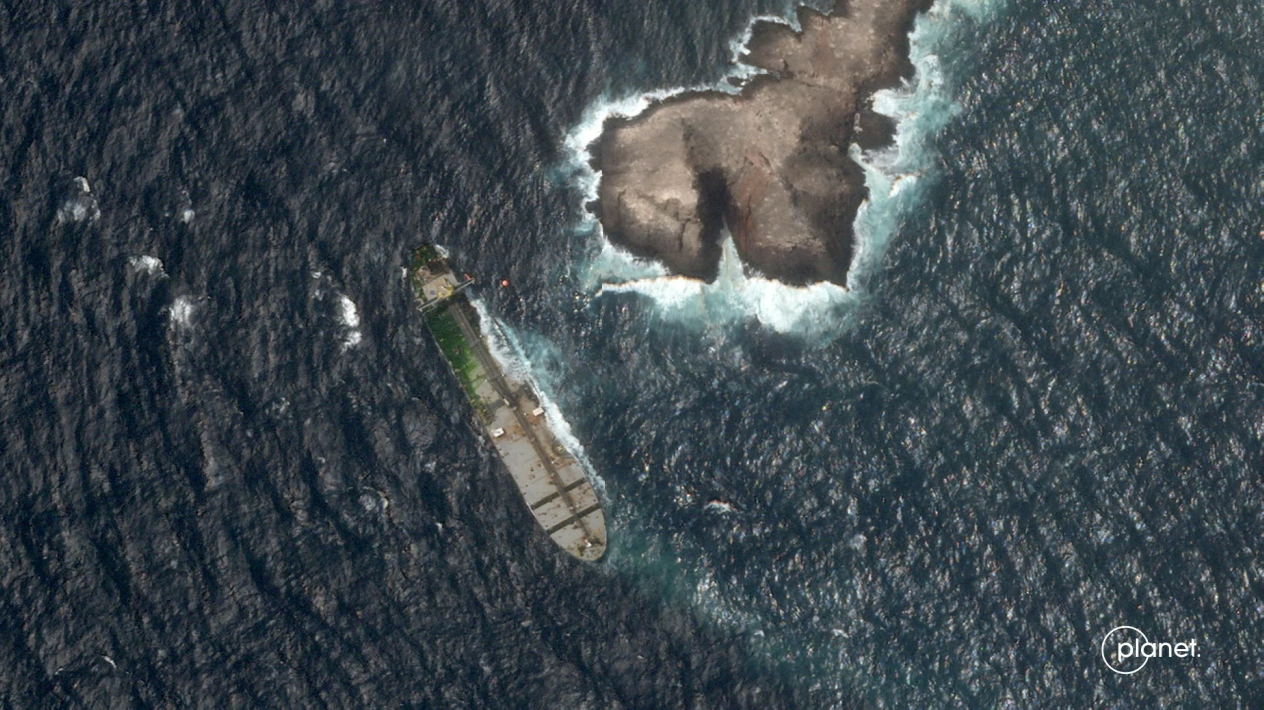 Oil from tanker grounded off Oman has started reaching mainland, UN agency says