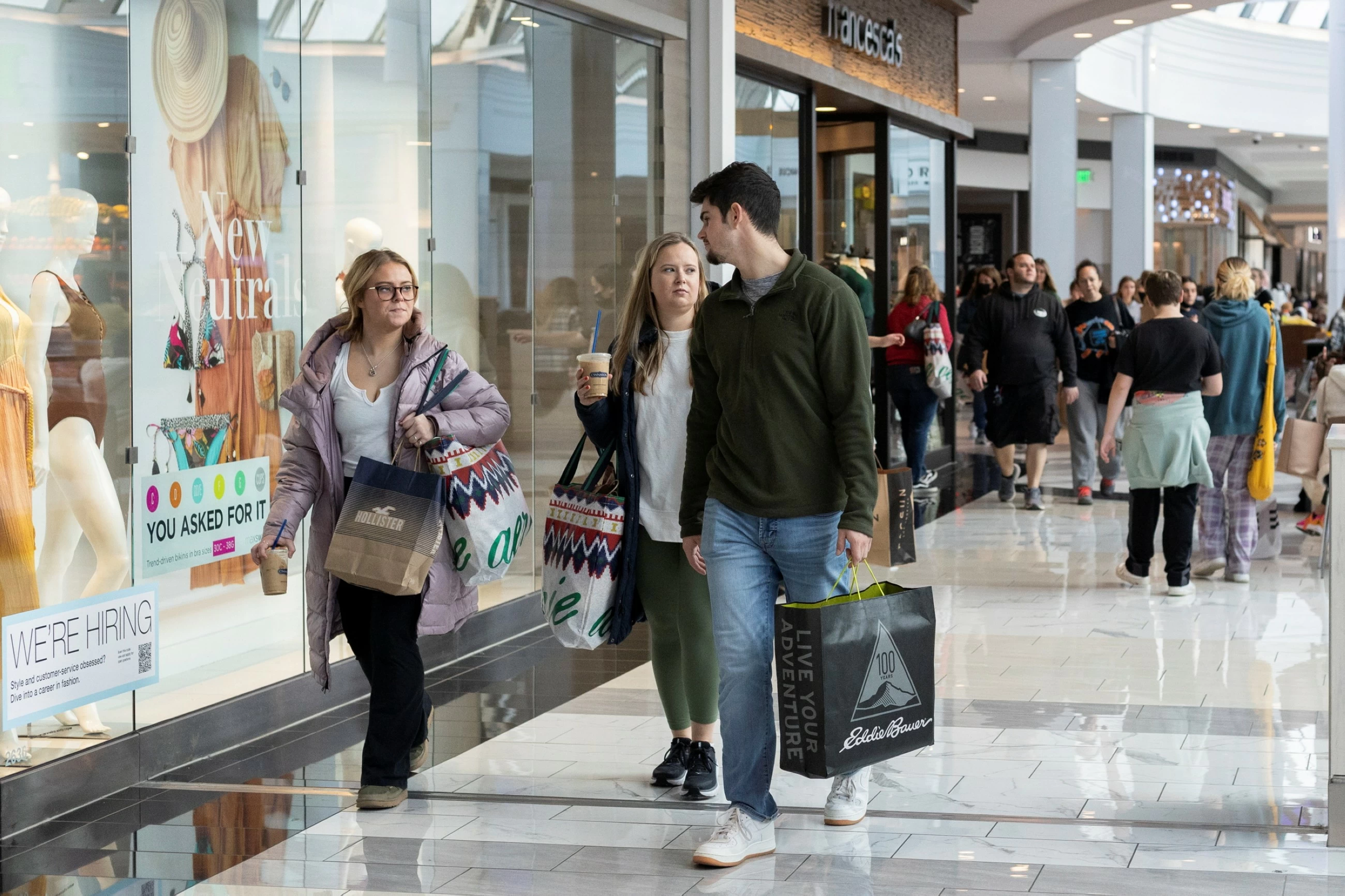 US retail sales slump unexpectedly and sharply