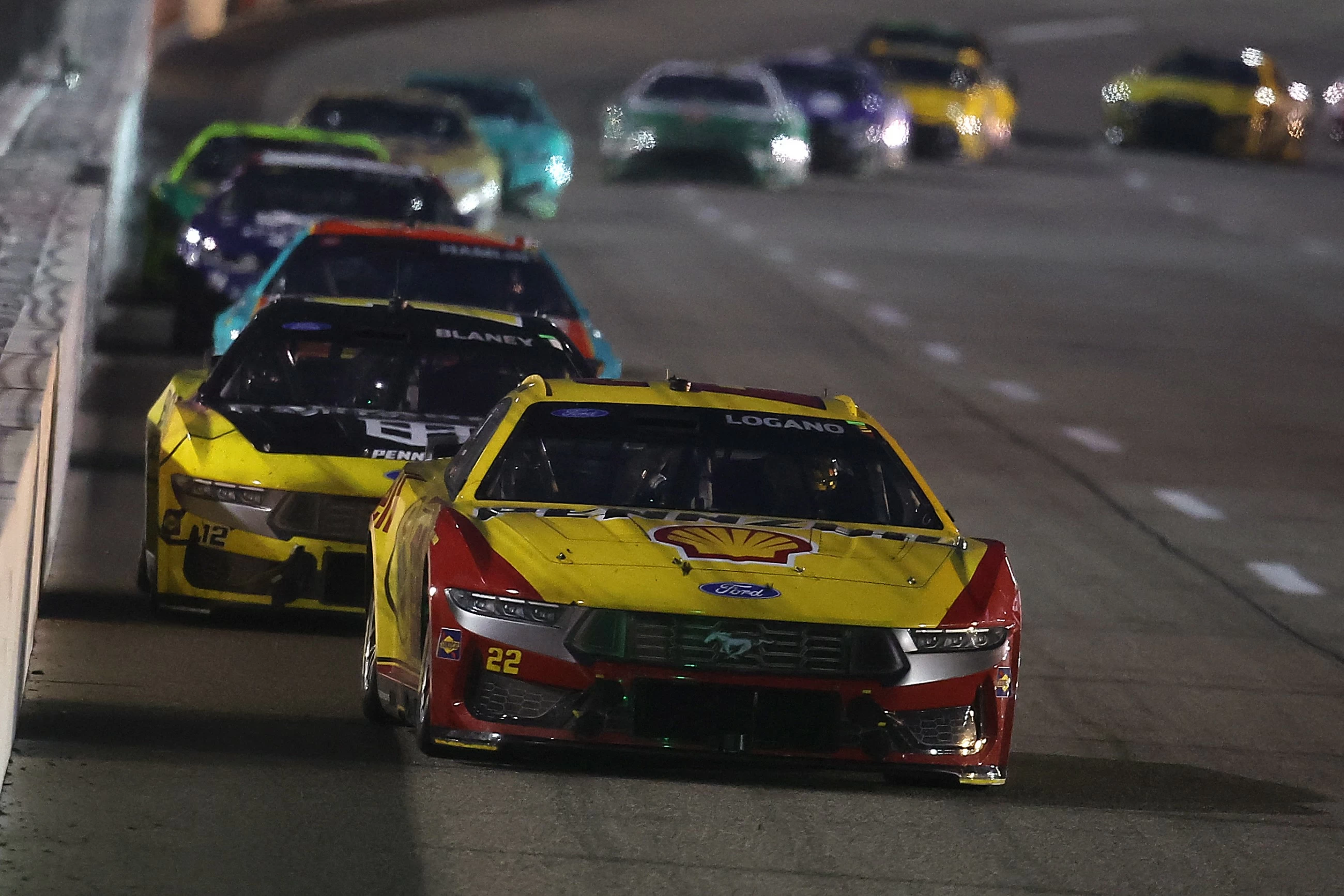 Joey Logano setzt sich gegen Chase Briscoe durch und gewinnt das ...