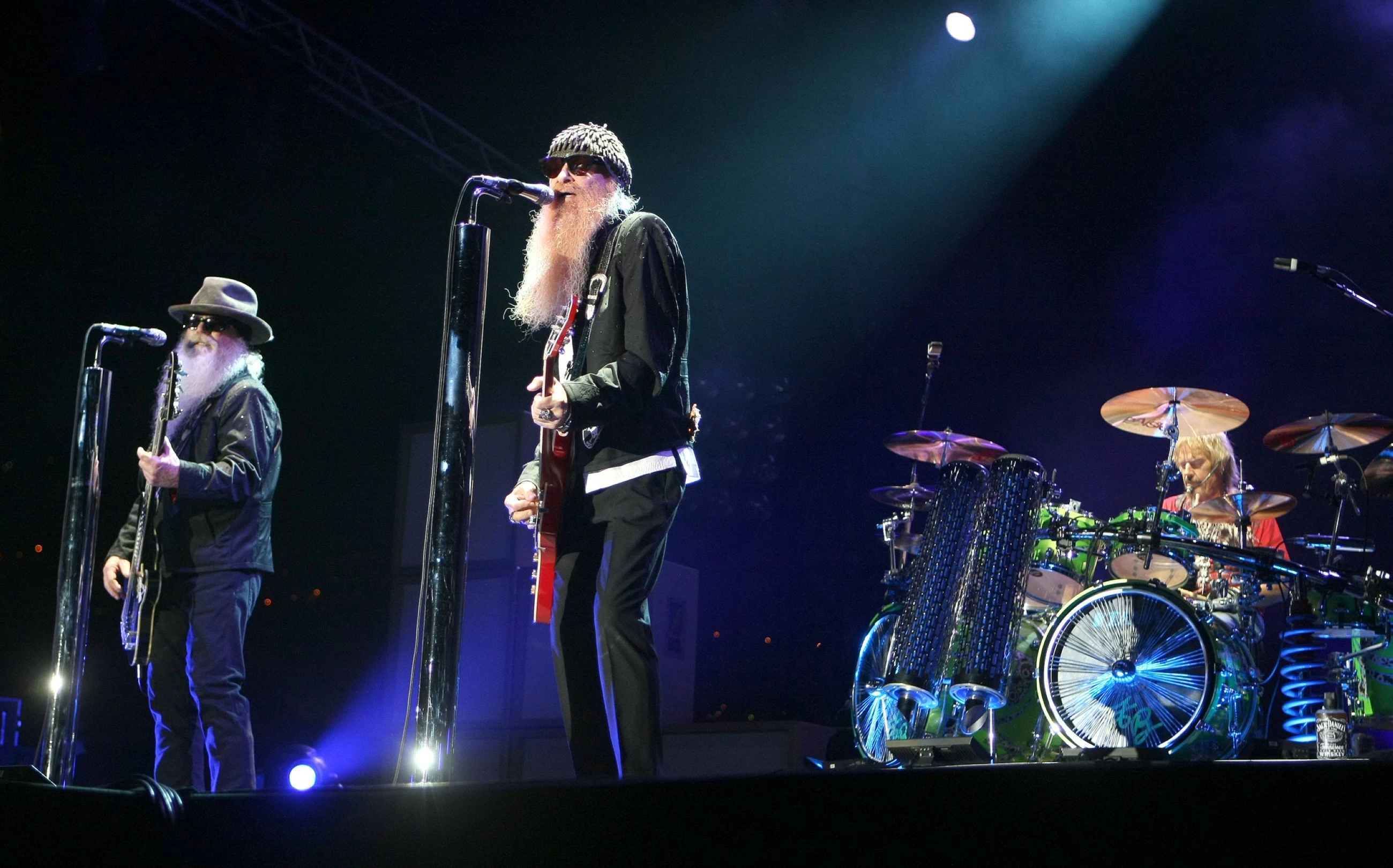 Frank Beard, drummer of boogie-rock trio ZZ Top, dies at 77