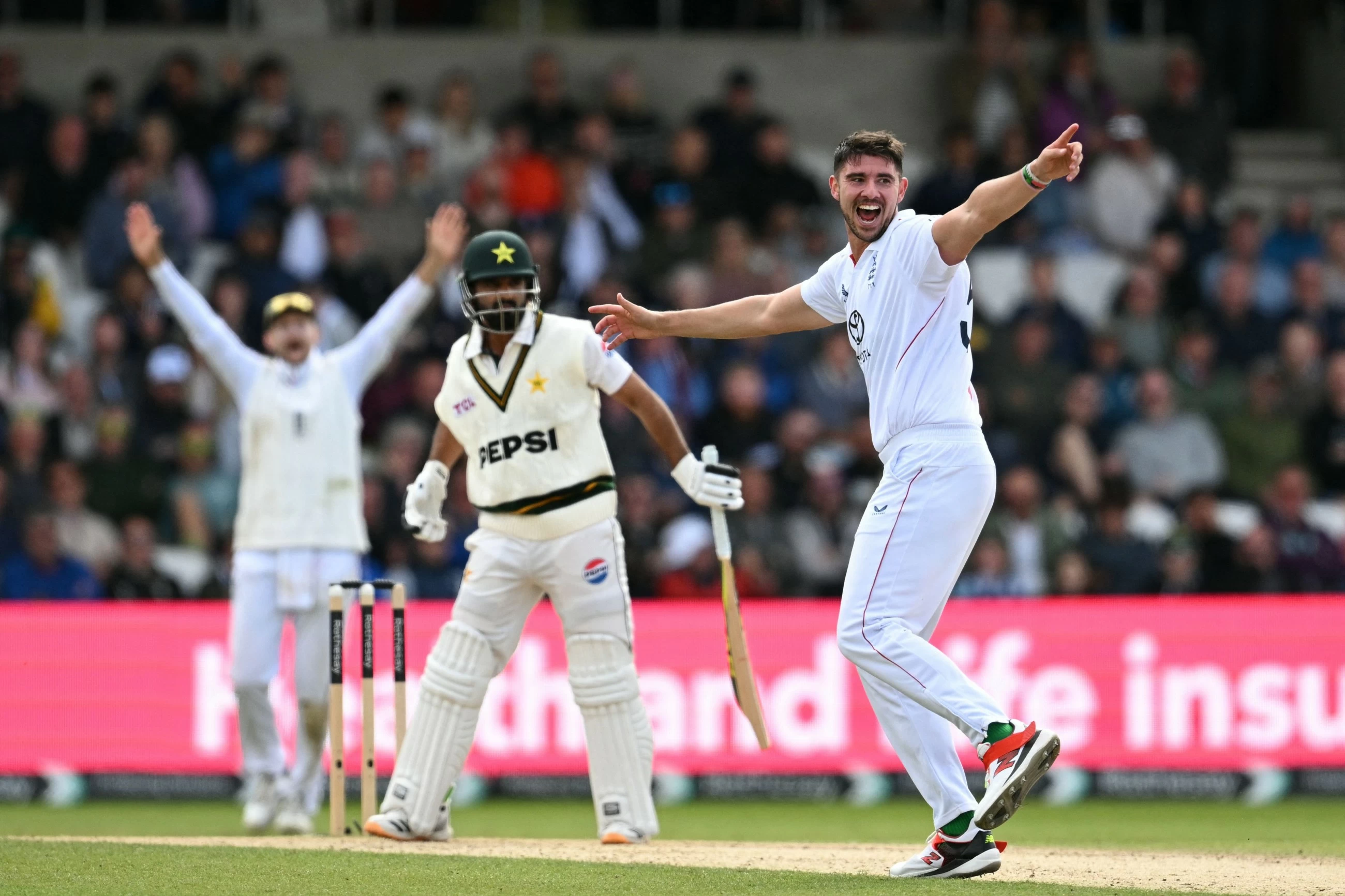 England beat Pakistan by an innings and 103 runs in first Test
