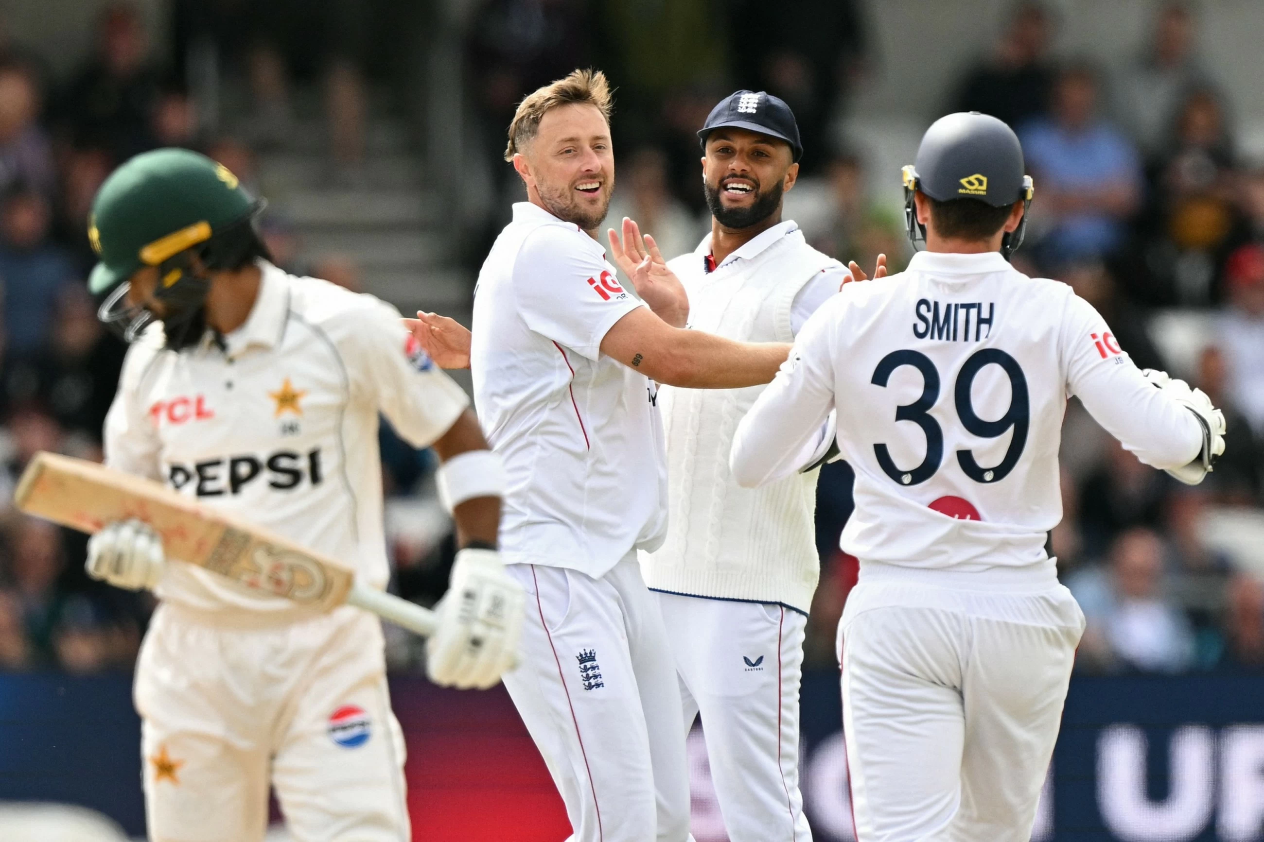 England beat Pakistan by an innings and 103 runs in first Test