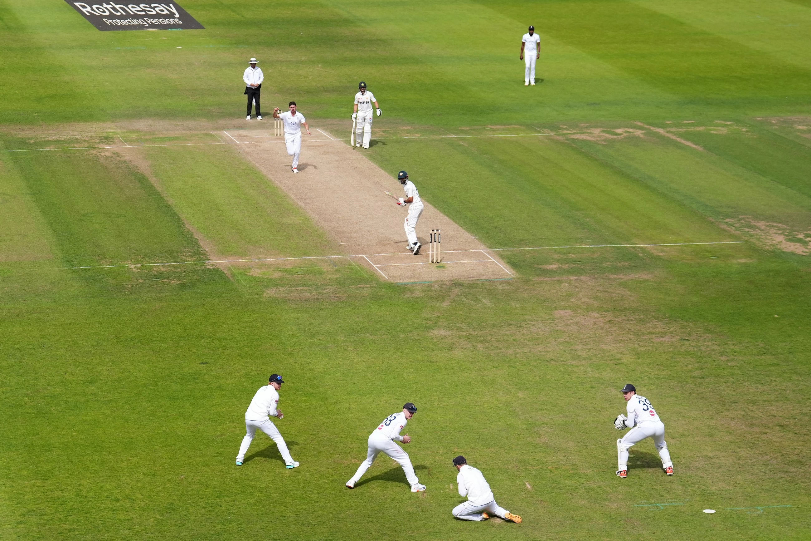 England beat Pakistan by an innings and 103 runs in first Test