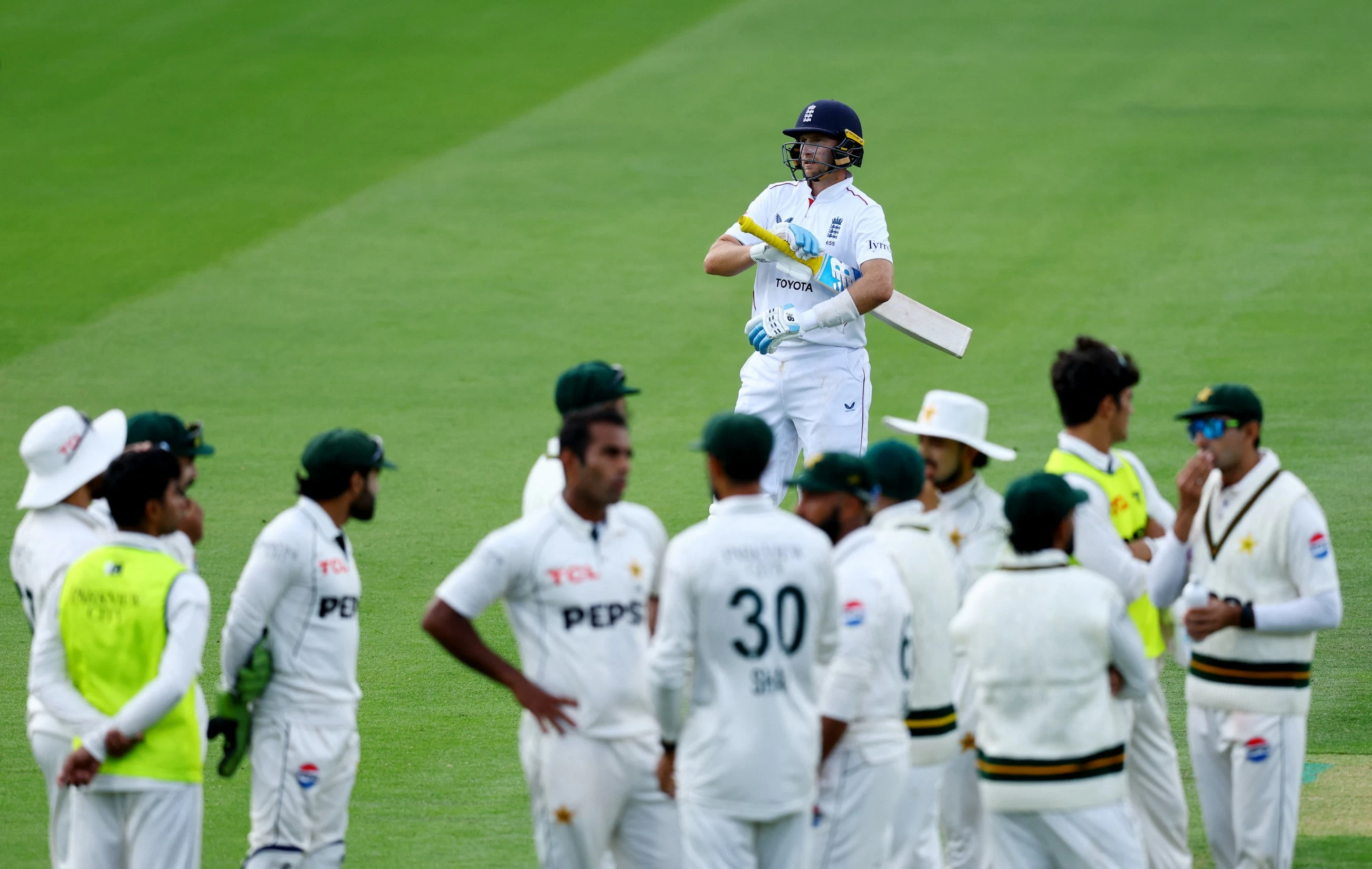 England in total control at Lord's after Pakistan crumble