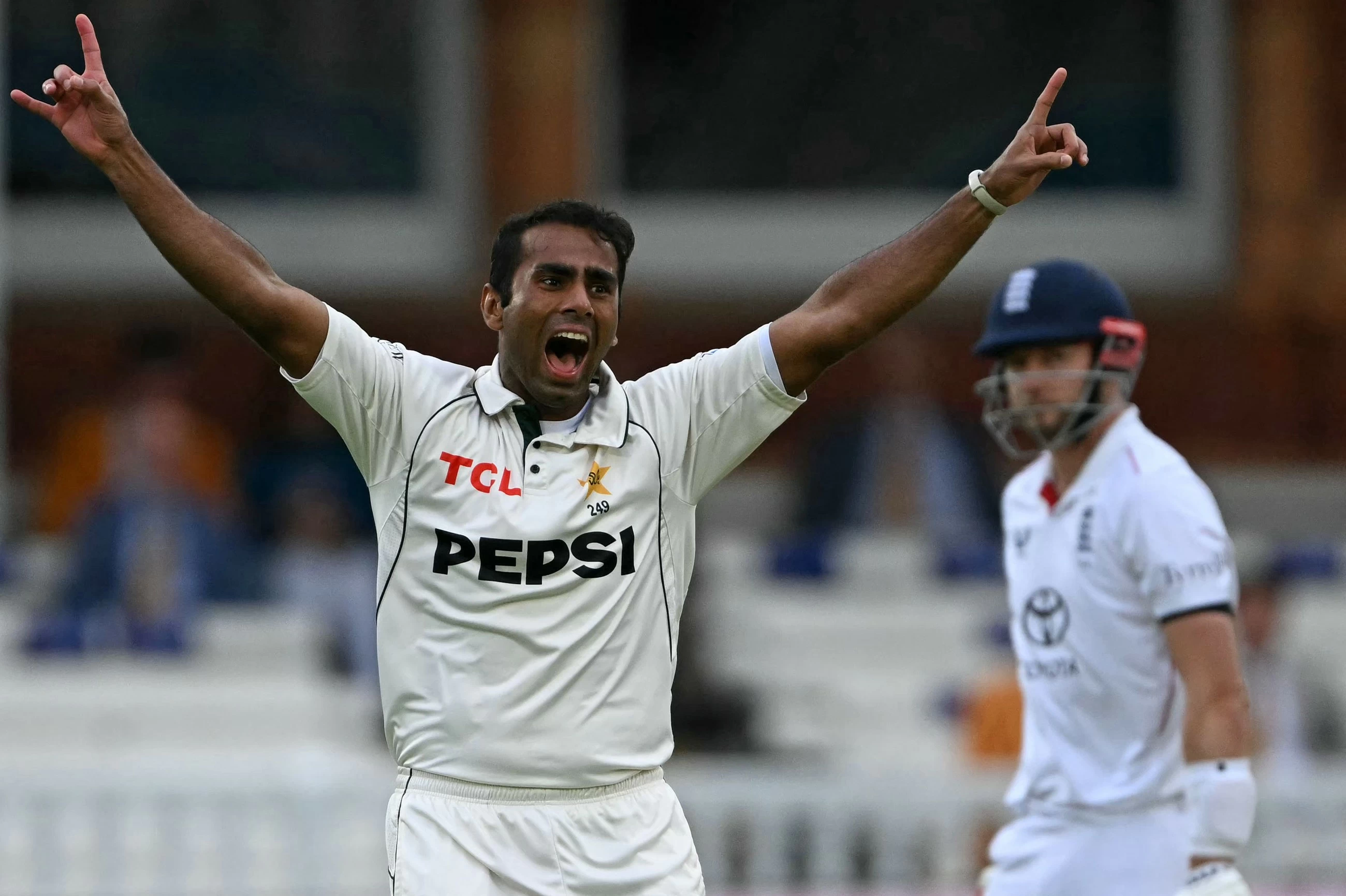 Lawrence half-century propels England towards victory over Pakistan