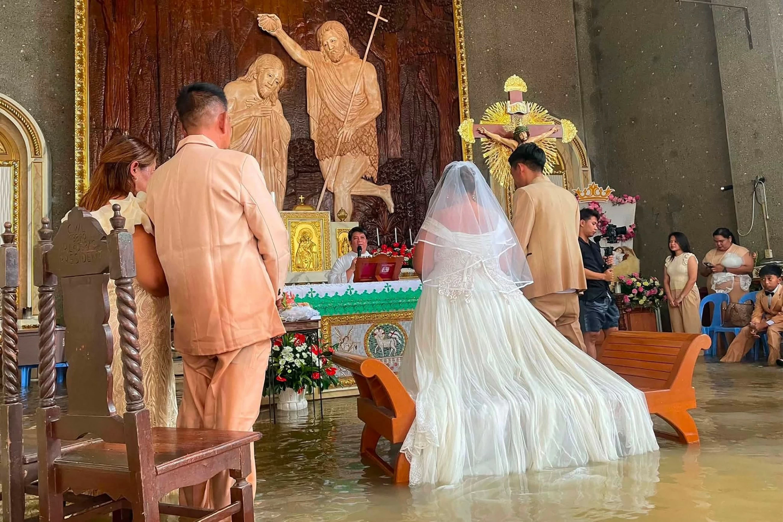 VIDEO: Philippine couple married in hip-deep floodwaters