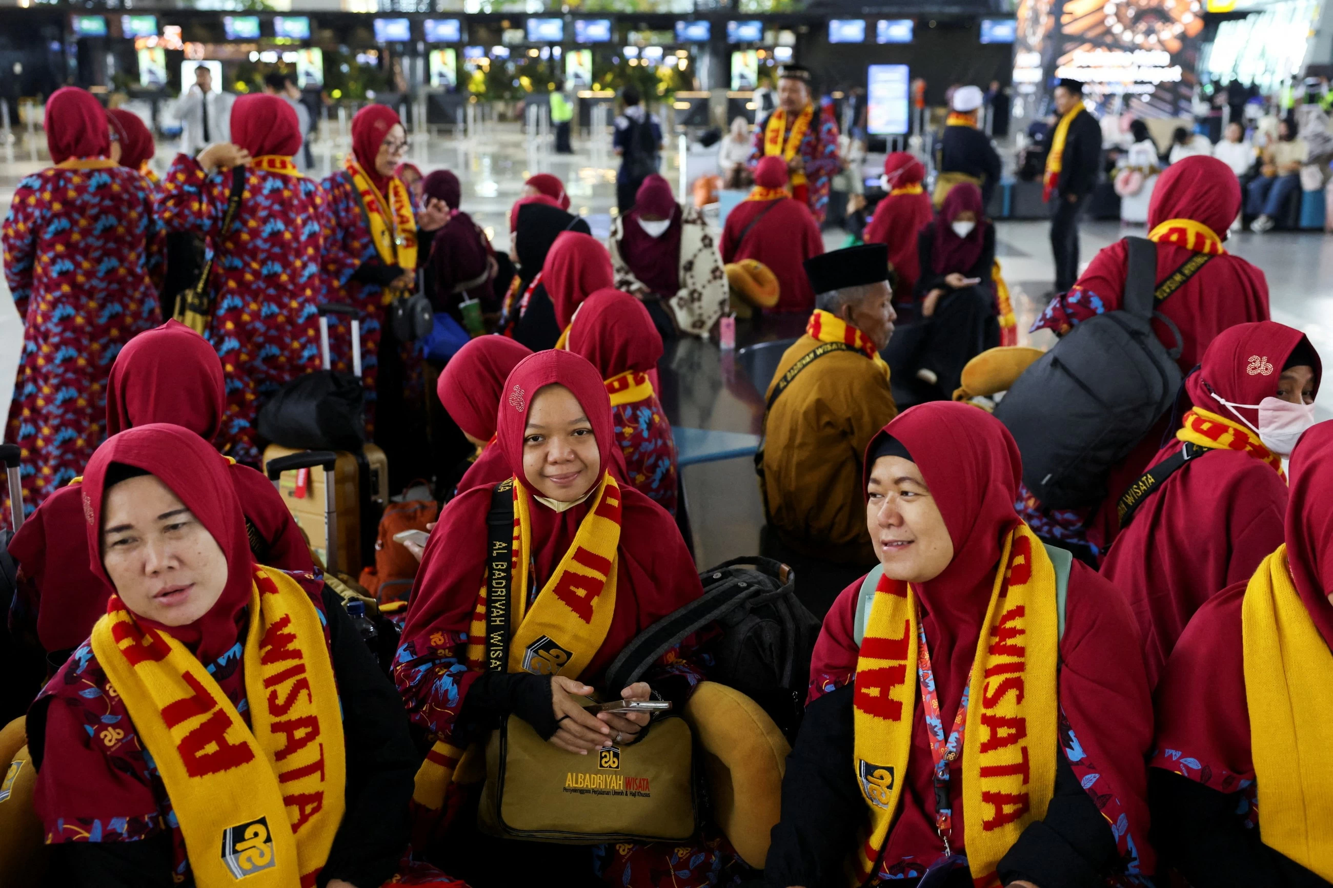 Over 341,000 travellers affected as 7 Indonesian airports remain shut due to volcanic ash