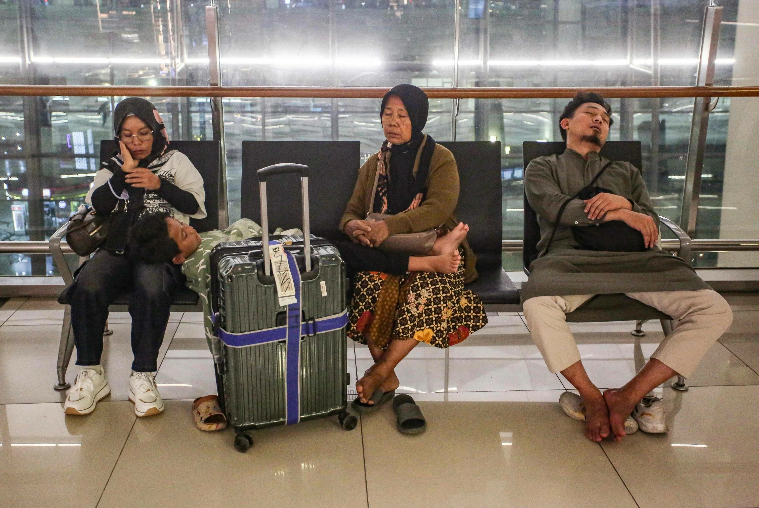 Over 341,000 travellers affected as 7 Indonesian airports remain shut due to volcanic ash