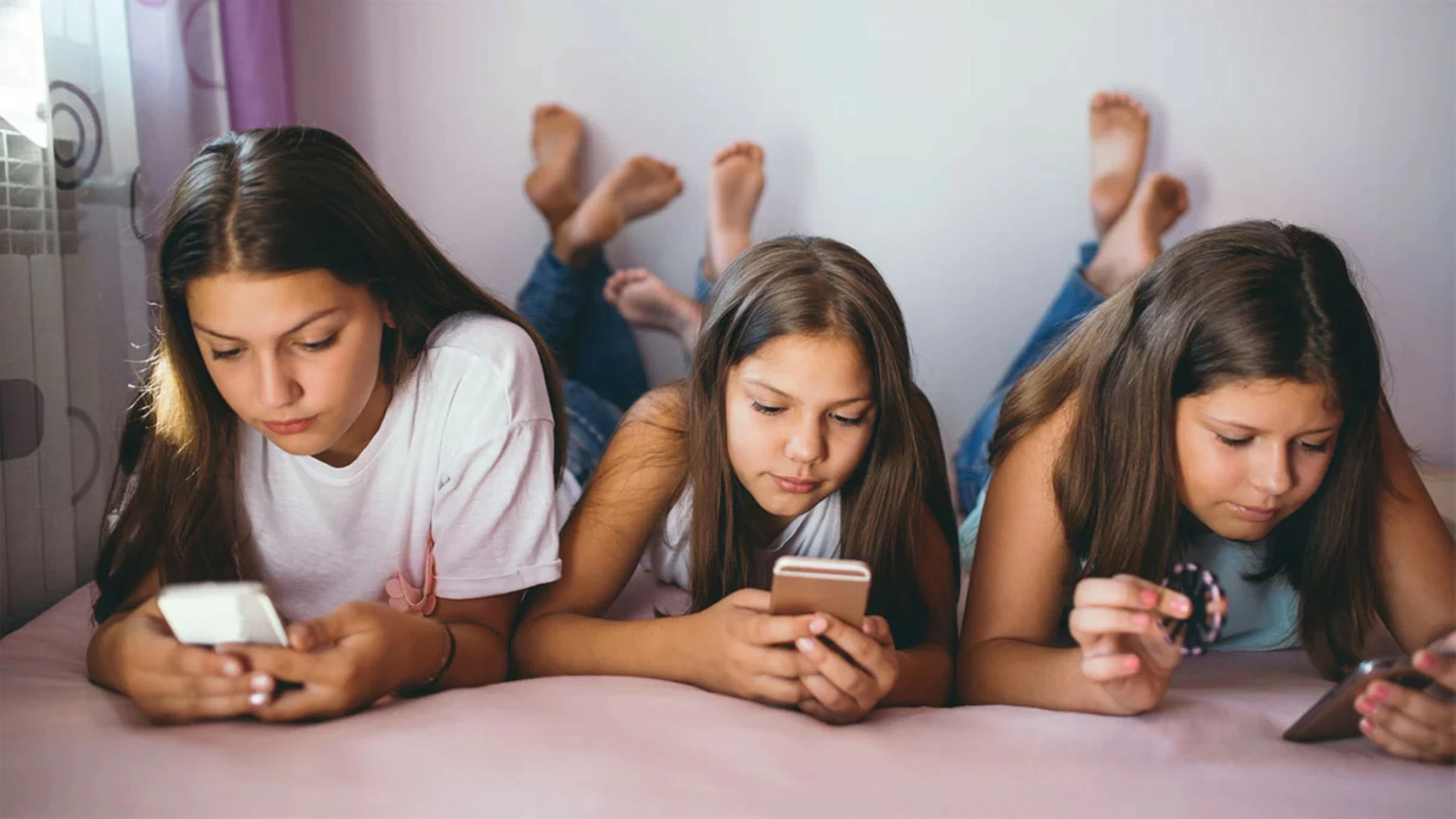 French President Macron urges EU chief to ban social media for under 15s