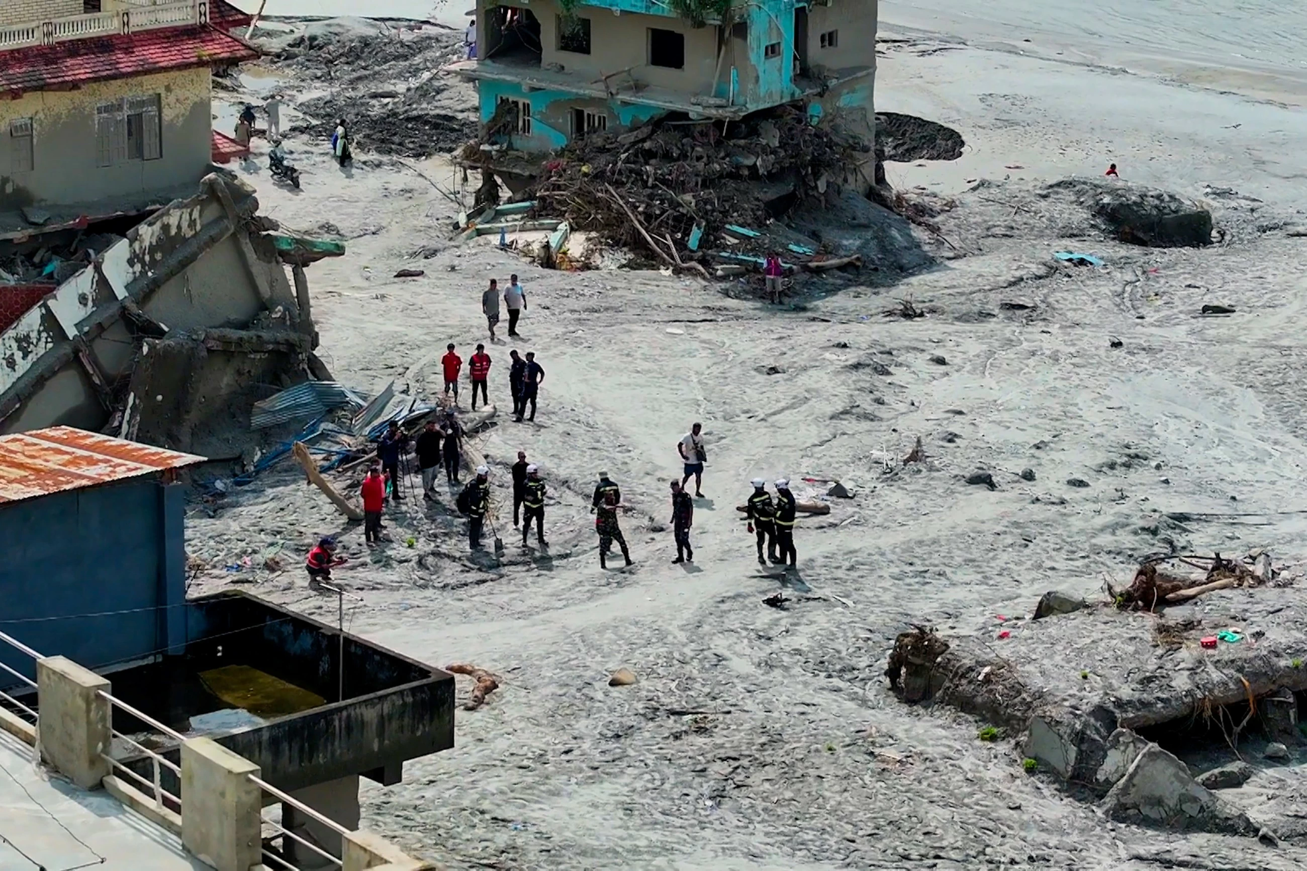 UAE intensifies search, rescue and humanitarian operations in Nepal