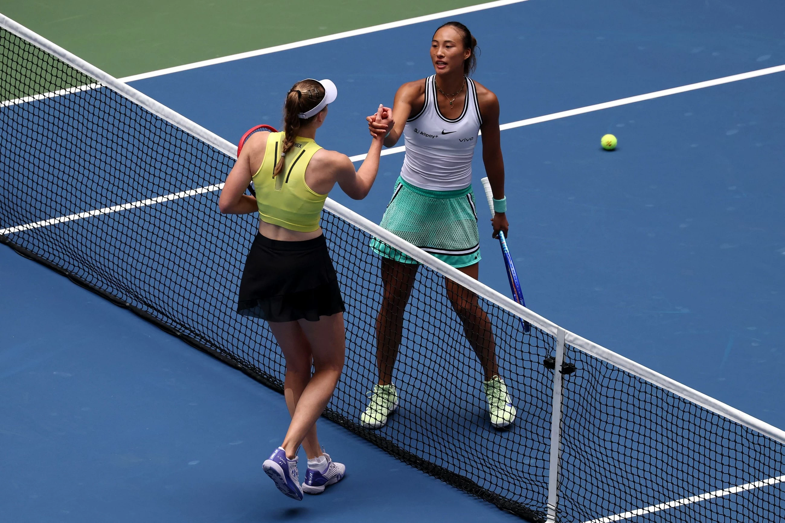 Rybakina takes top ranking, Gauff battles into US Open semis