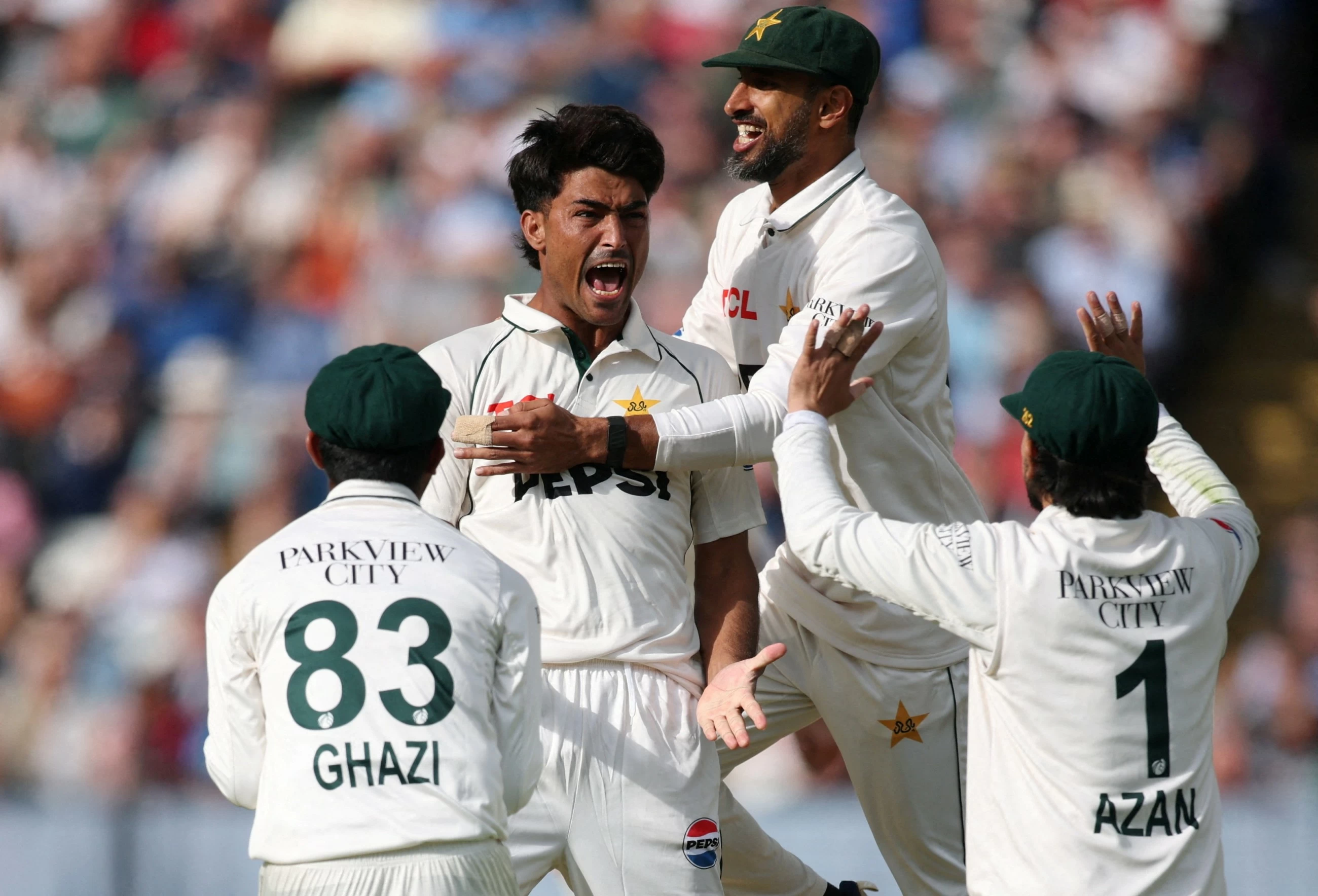 Robinson strikes twice as England close in on Pakistan whitewash