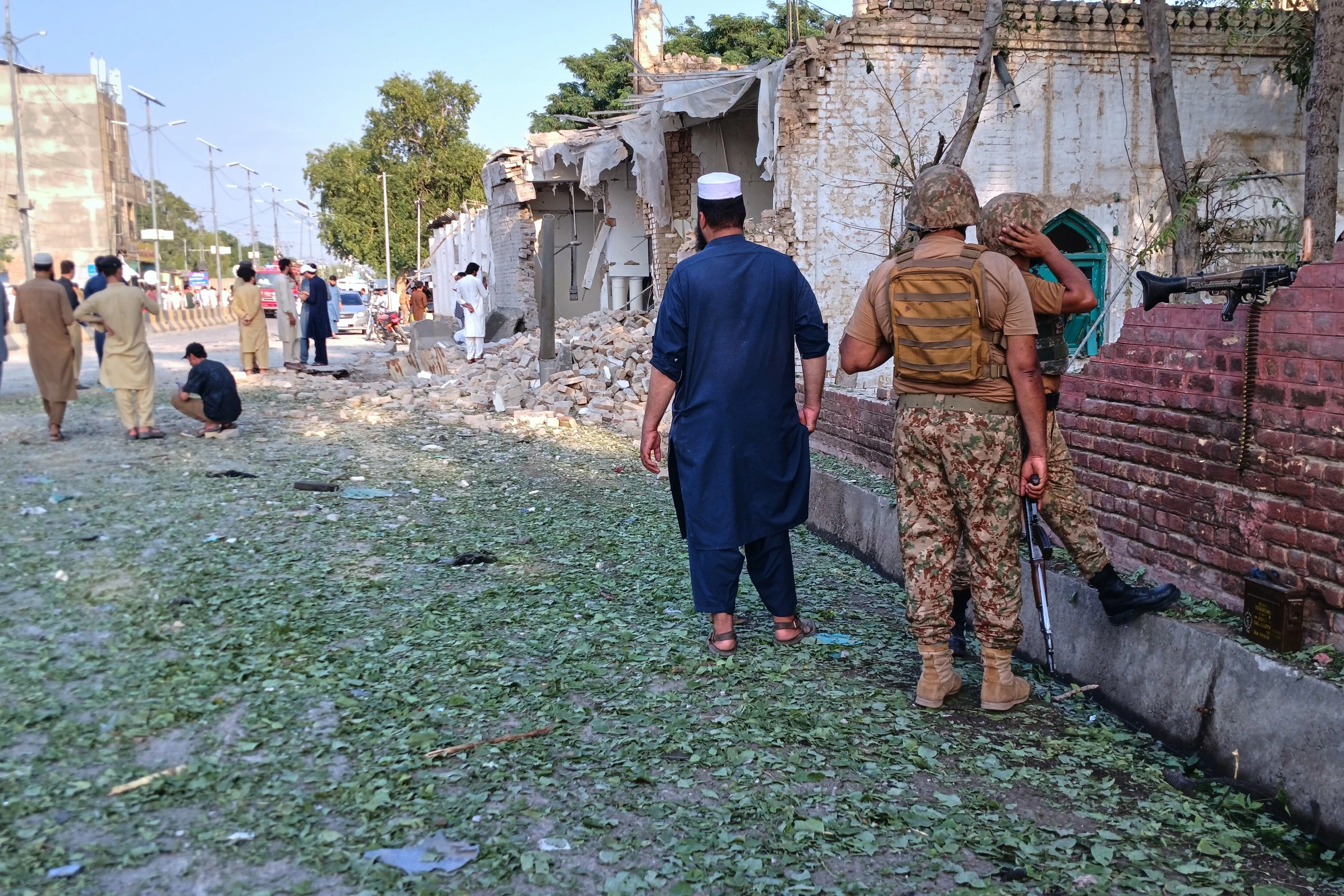 Suicide attack kills 16 near mosque in northwest Pakistan police compound