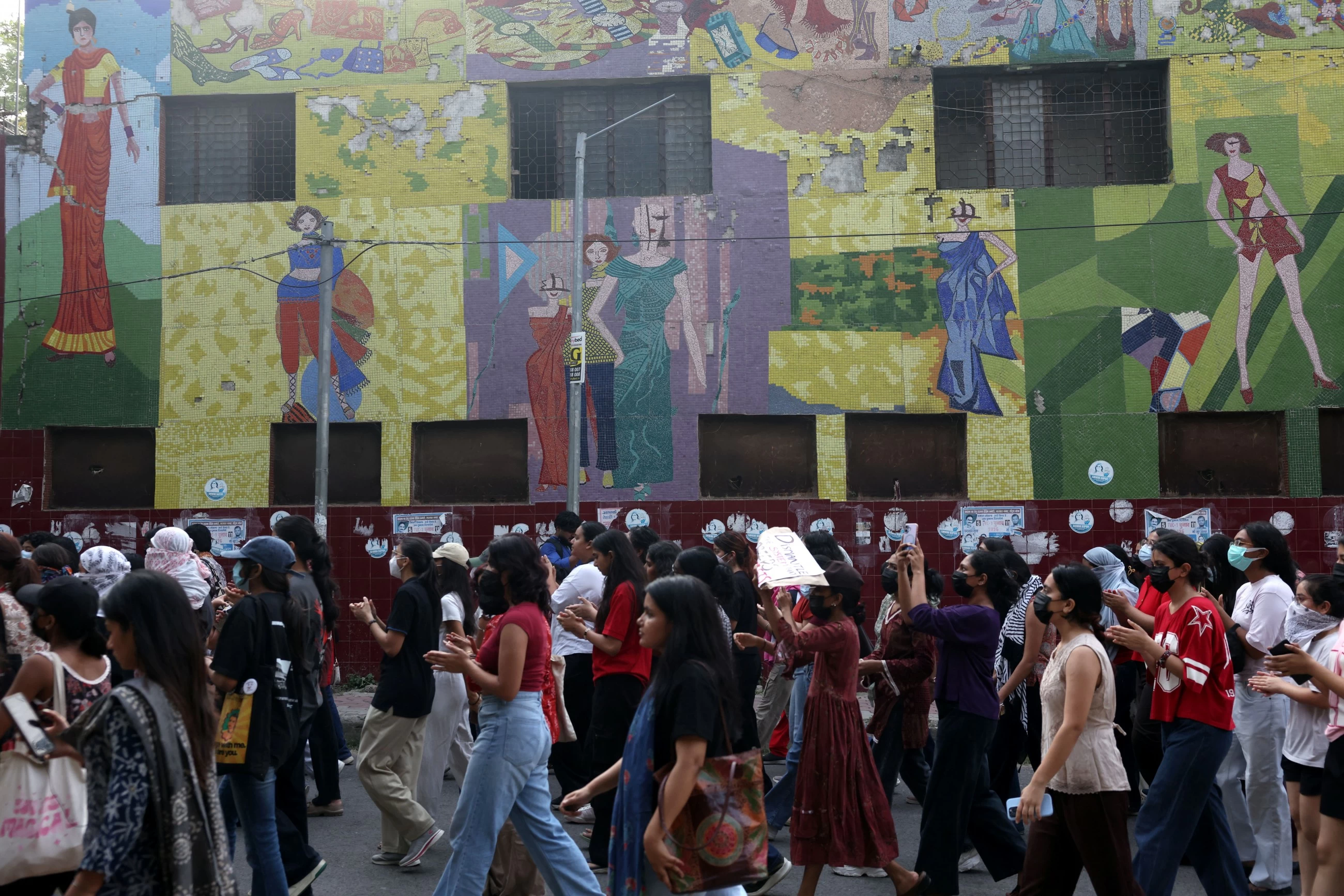 Hundreds of students protest in New Delhi after teenager reports gangrape