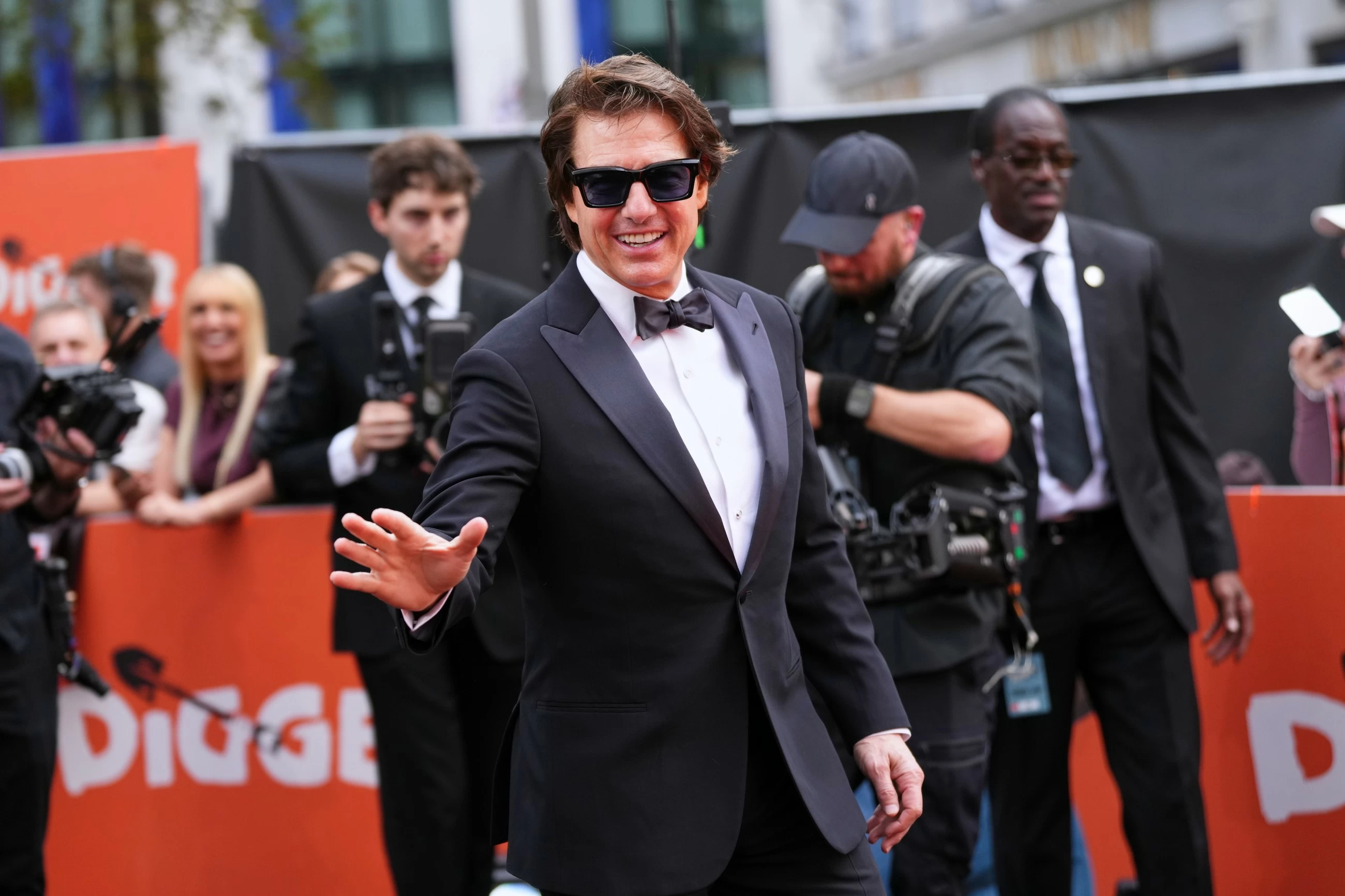 Tom Cruise bowls over Kate and William at premiere of 'Digger'