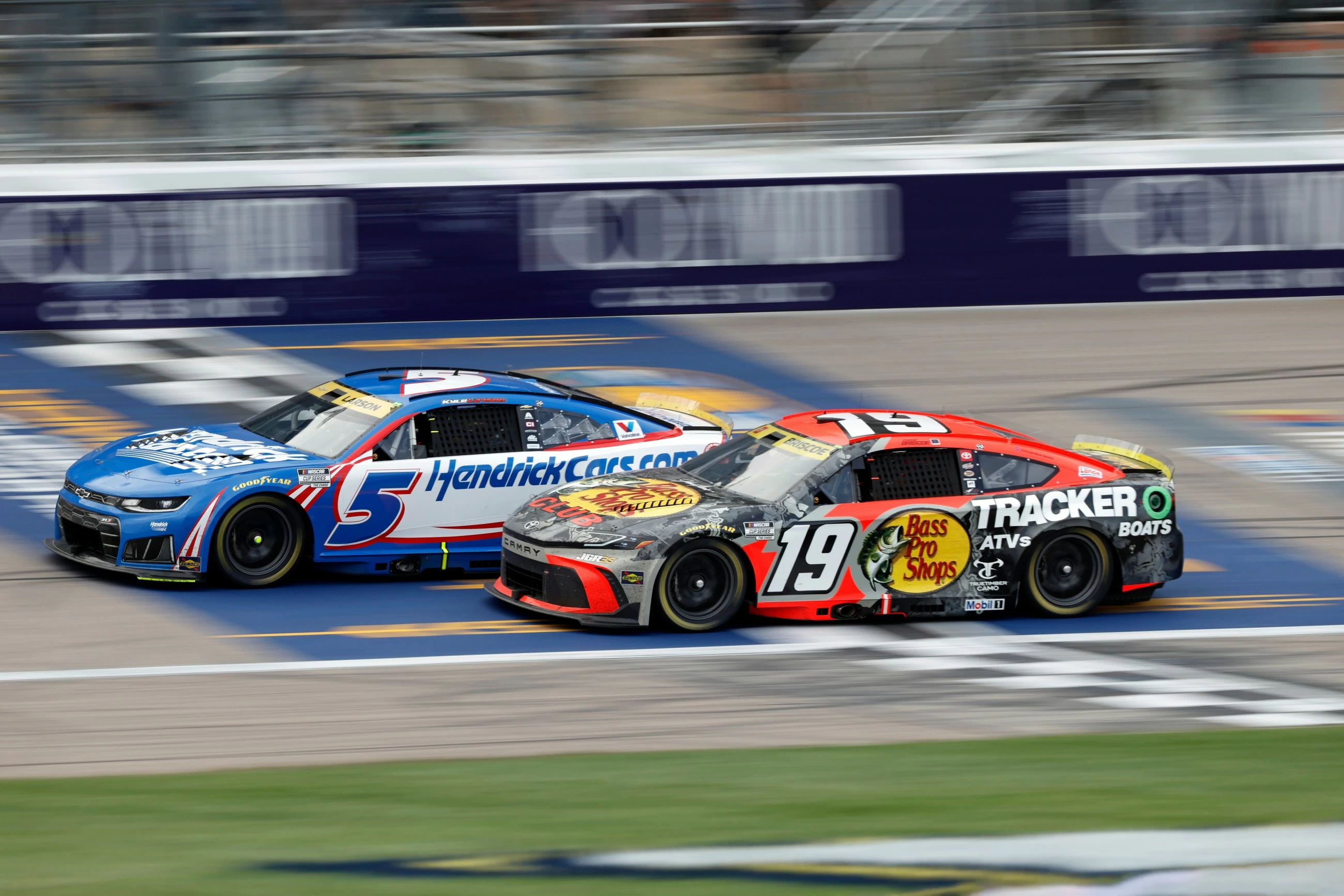 Kyle Larson storms to a dominant Kansas win, tightening his grip on the NASCAR Cup Series title race