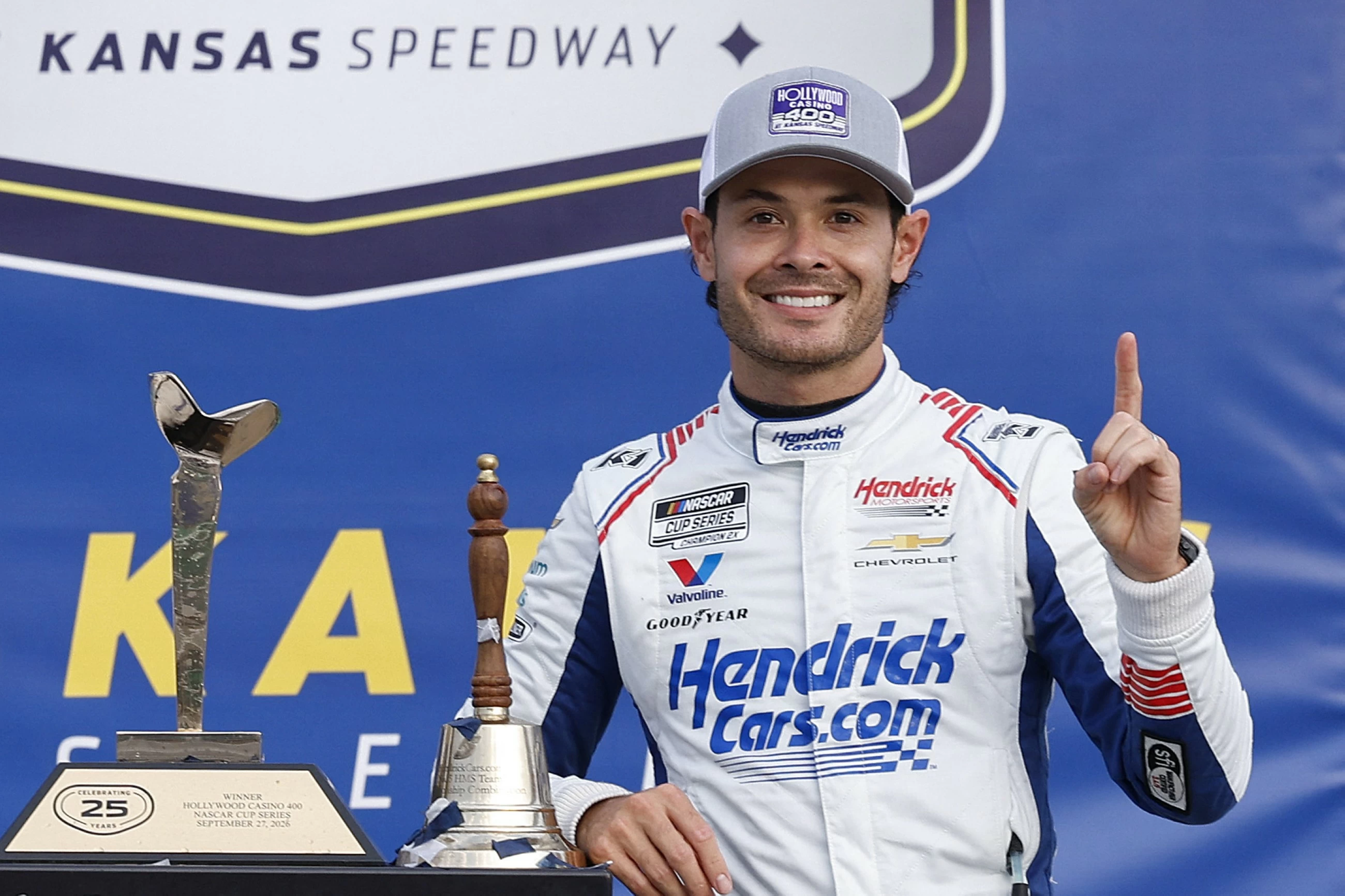 Kyle Larson storms to a dominant Kansas win, tightening his grip on the NASCAR Cup Series title race