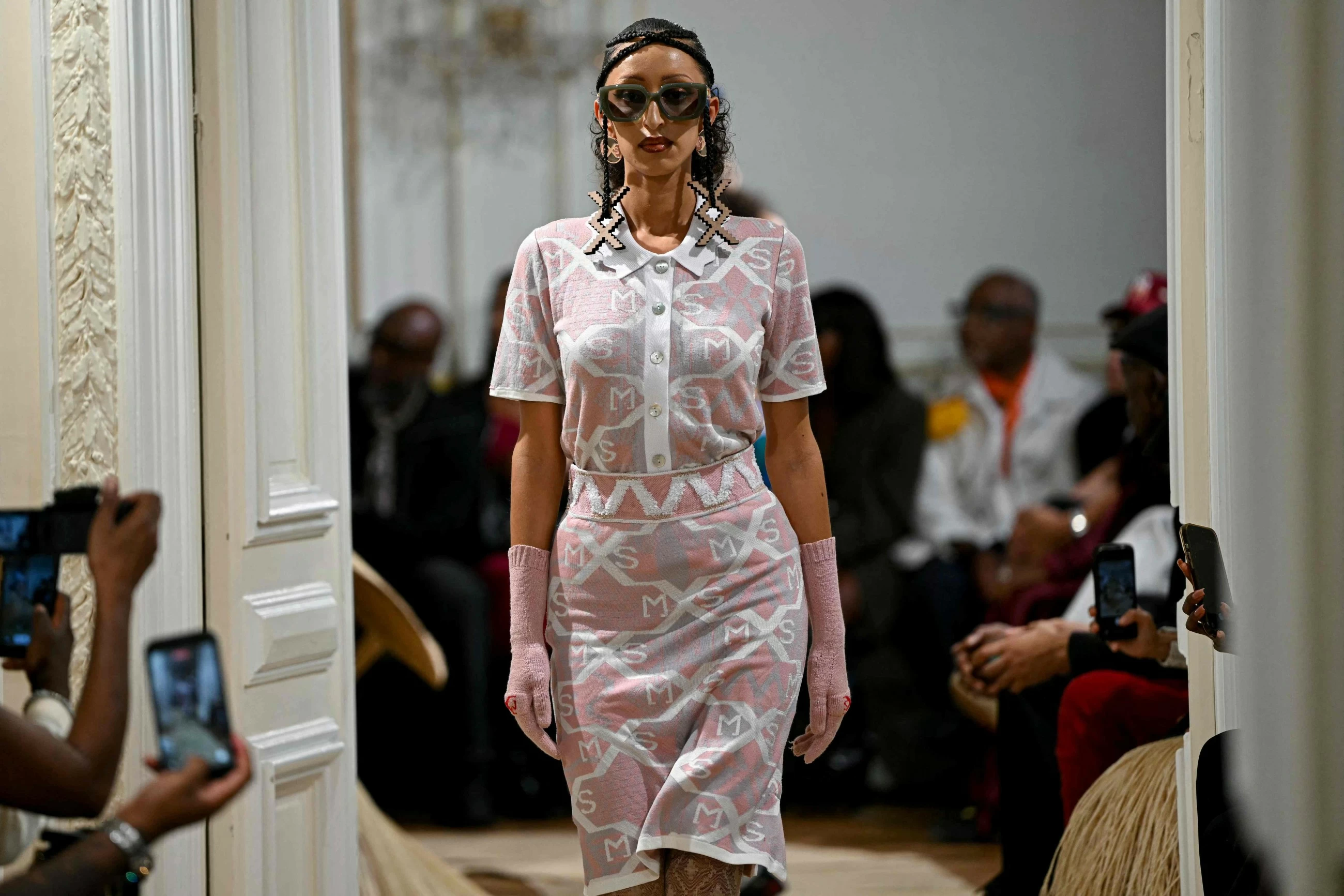 MaXhosa rückt Südafrika mit einer beeindruckenden Show in Paris auf die ...