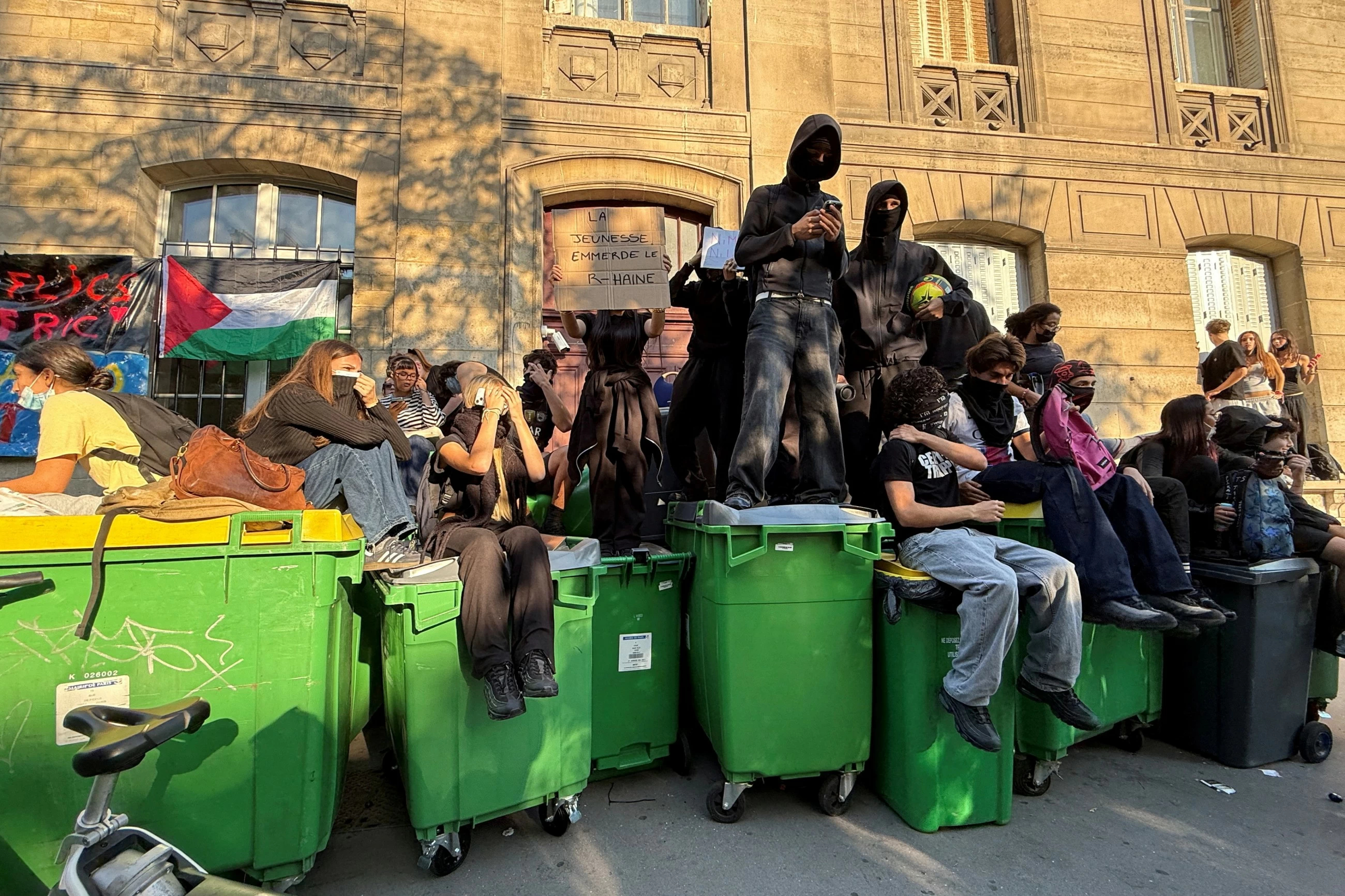 Injuries and arrests as students keep up blockade of French schools