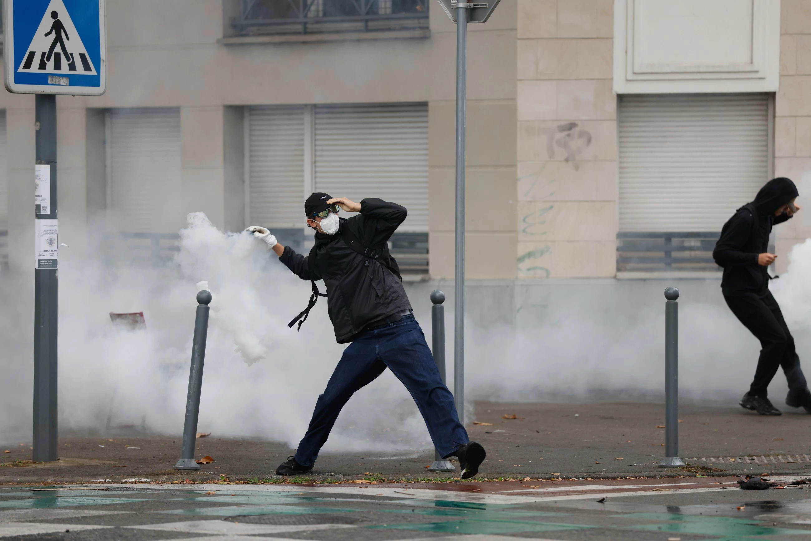 Injuries and arrests as students keep up blockade of French schools