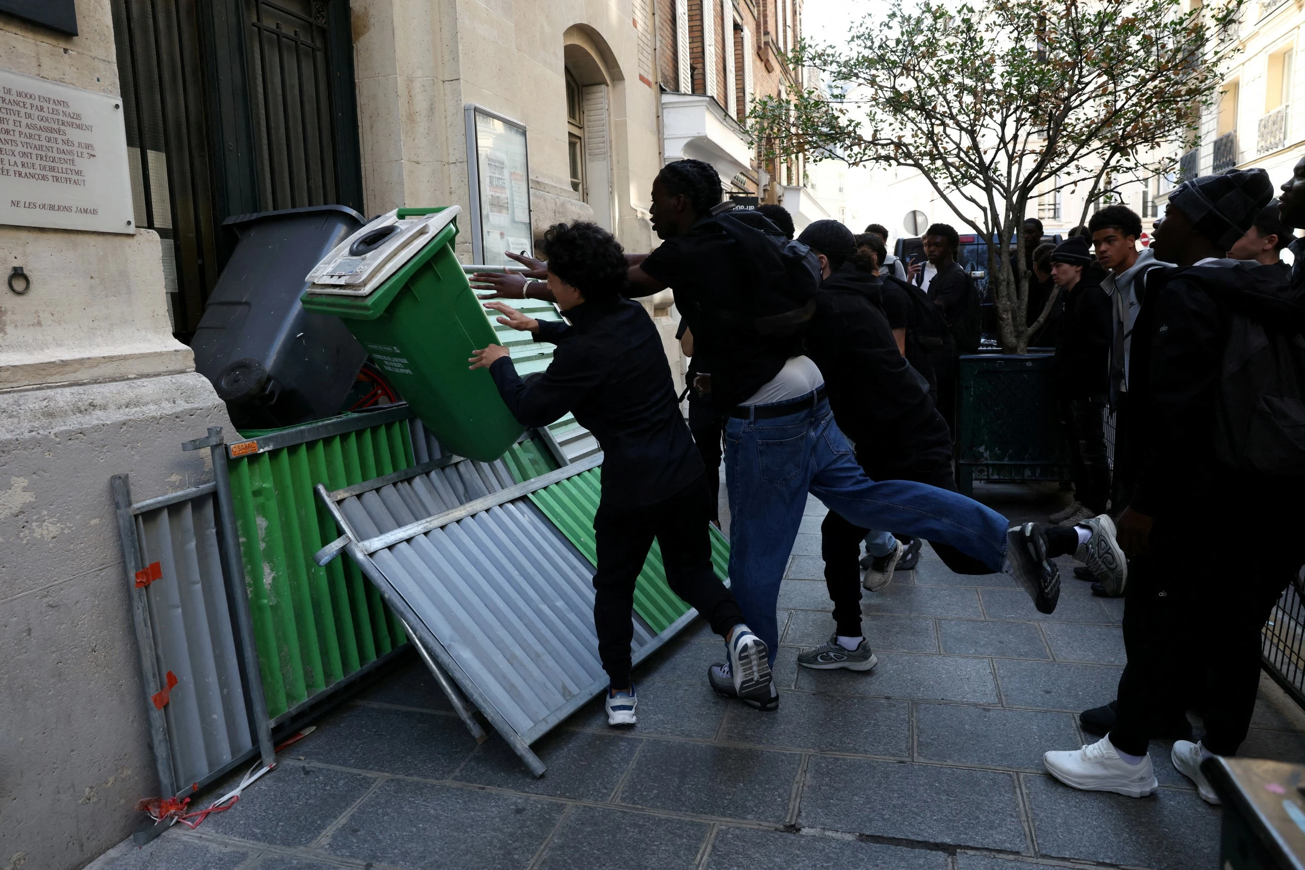 Injuries and arrests as students keep up blockade of French schools