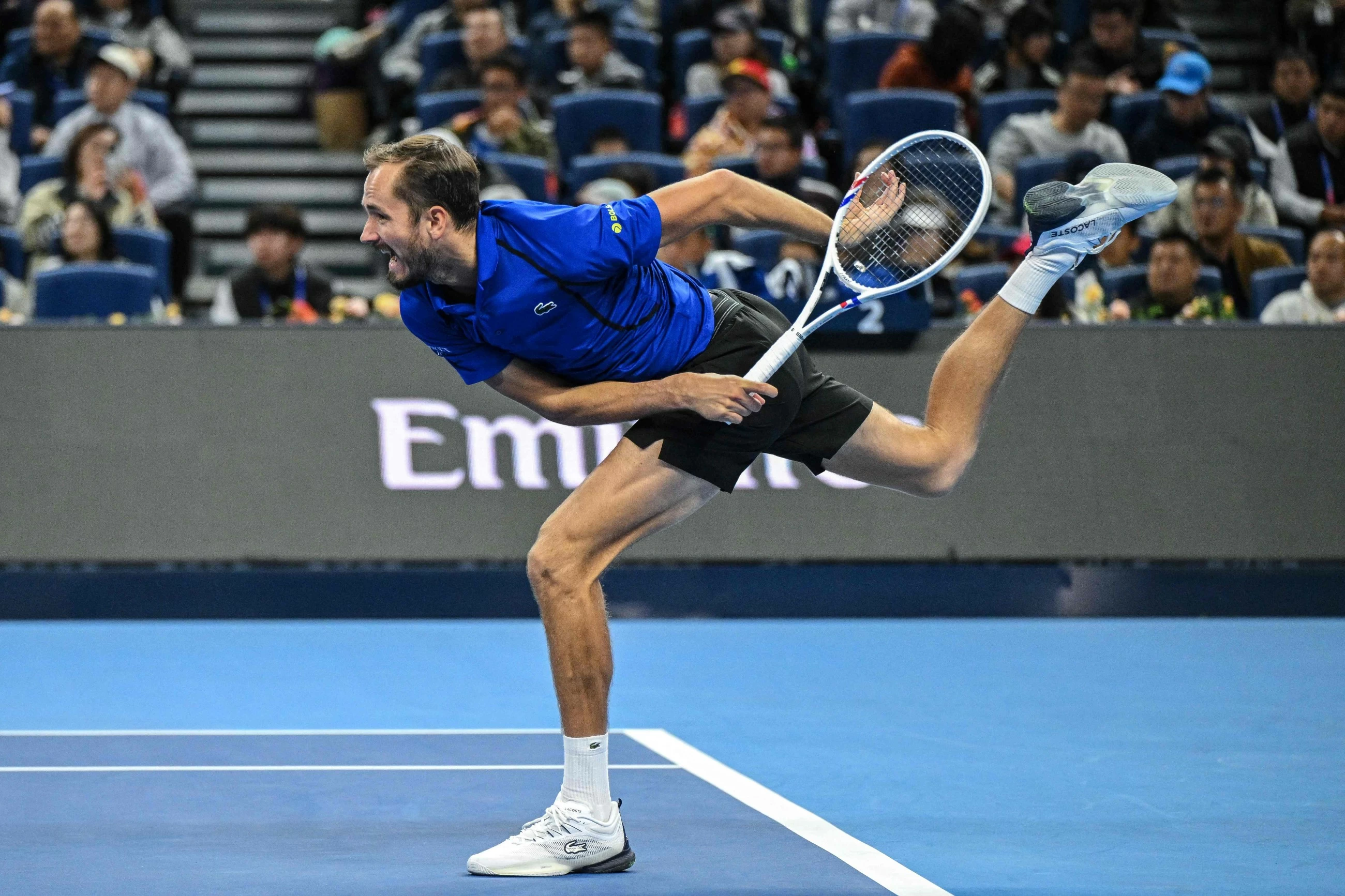 Djokovic enters China Open final, Swiatek survives three-set test