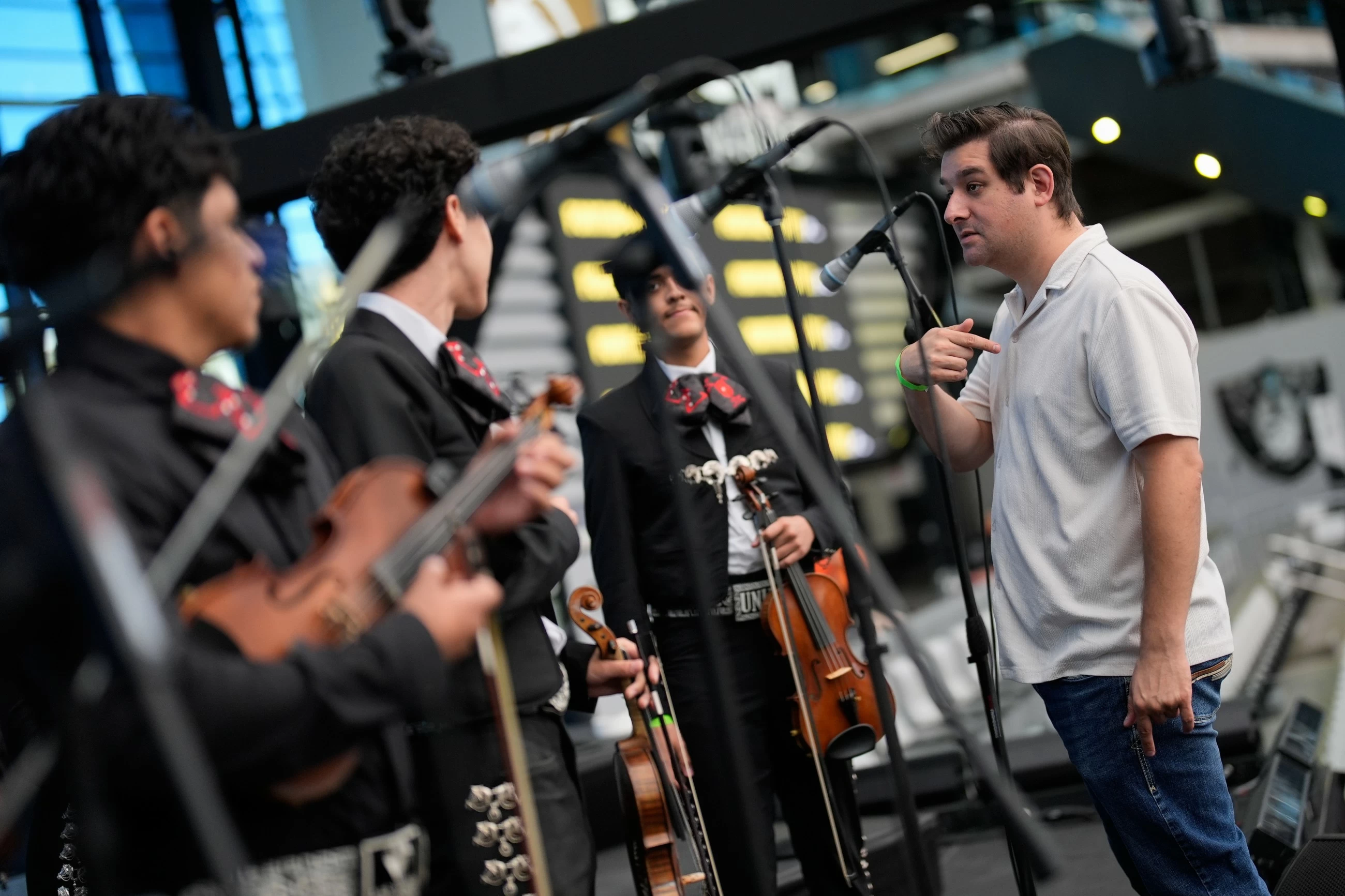 With violins, trumpets and the guitarr&oacute;n, Las Vegas is training the mariachi educators of tomorrow