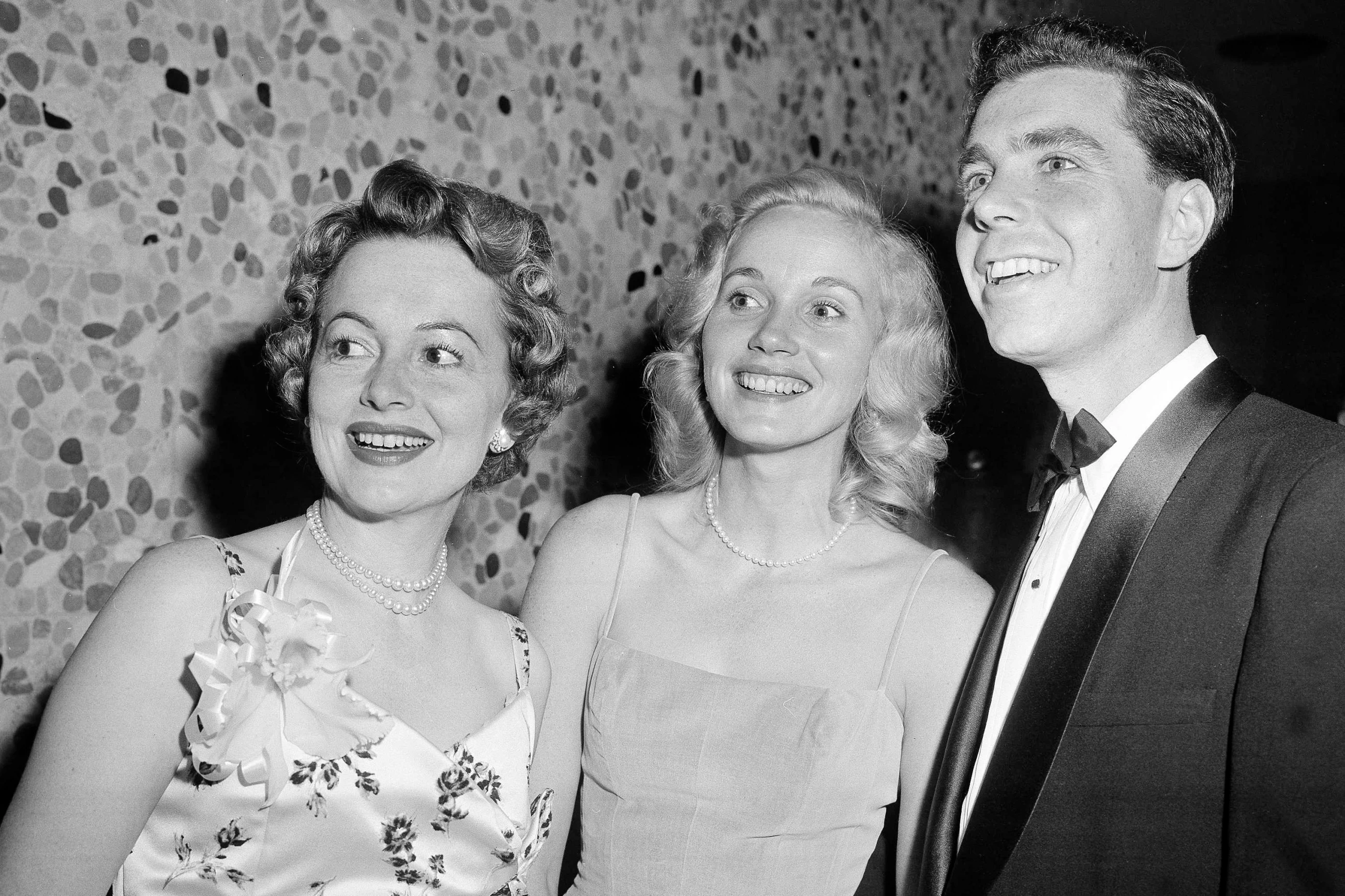 Eva Marie Saint, Oscar winner of Hollywood classics, dies at 102