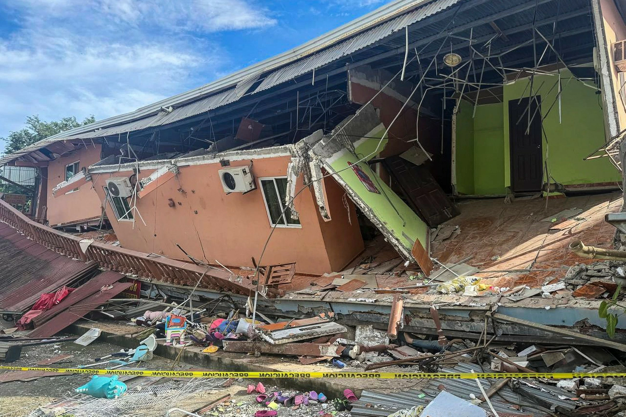 Panama declares emergency after quakes damage homes