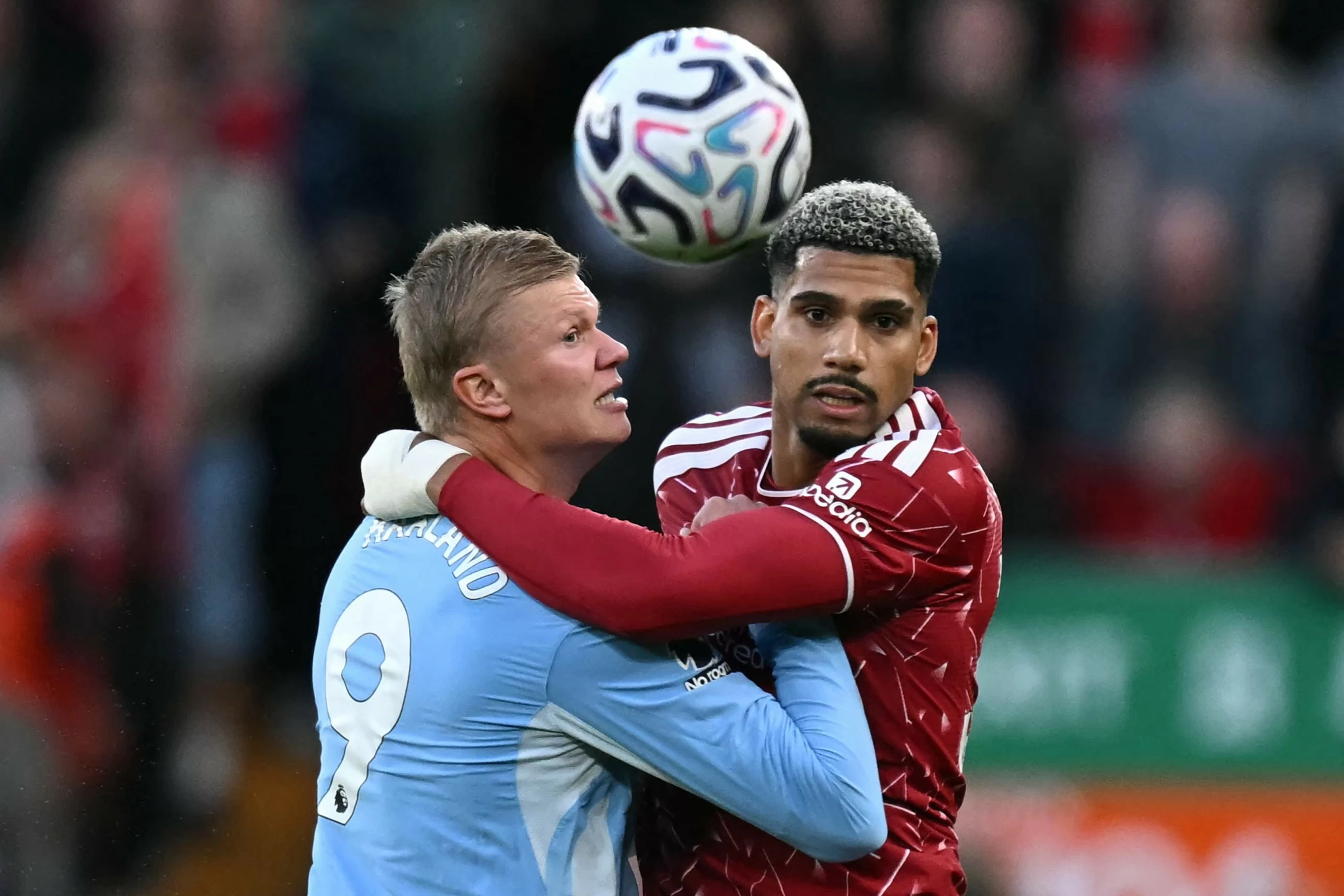 Perfect City beat 10-man Reds to extend lead, Arsenal prevail